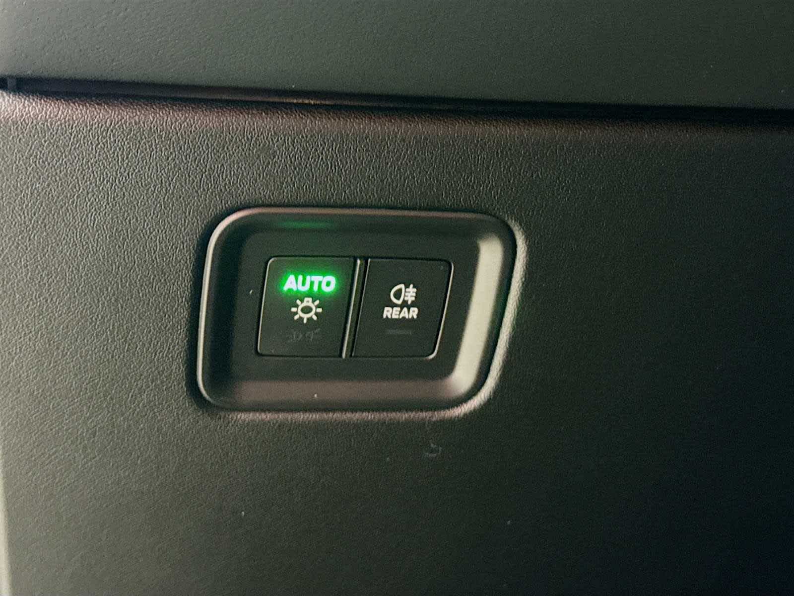 Thumbnail: 2025 Porsche Macan - 11