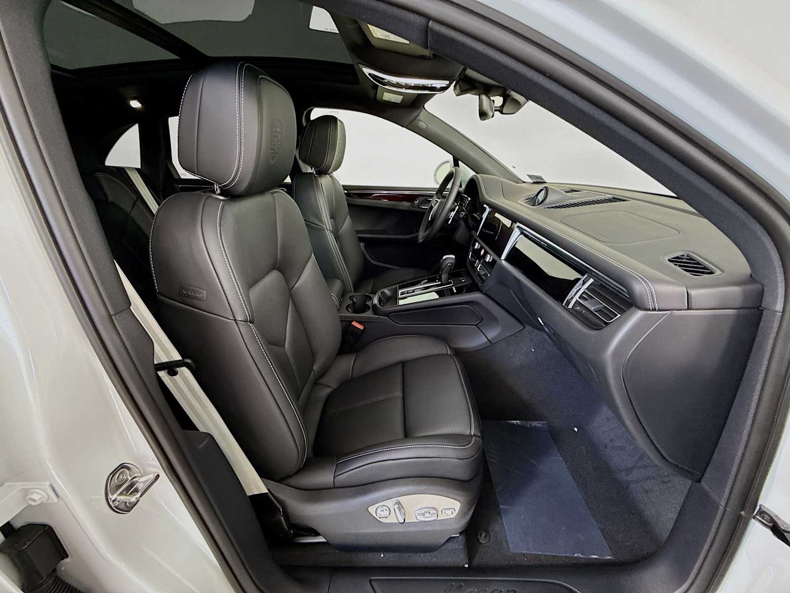 Thumbnail: 2026 Porsche Macan - 21