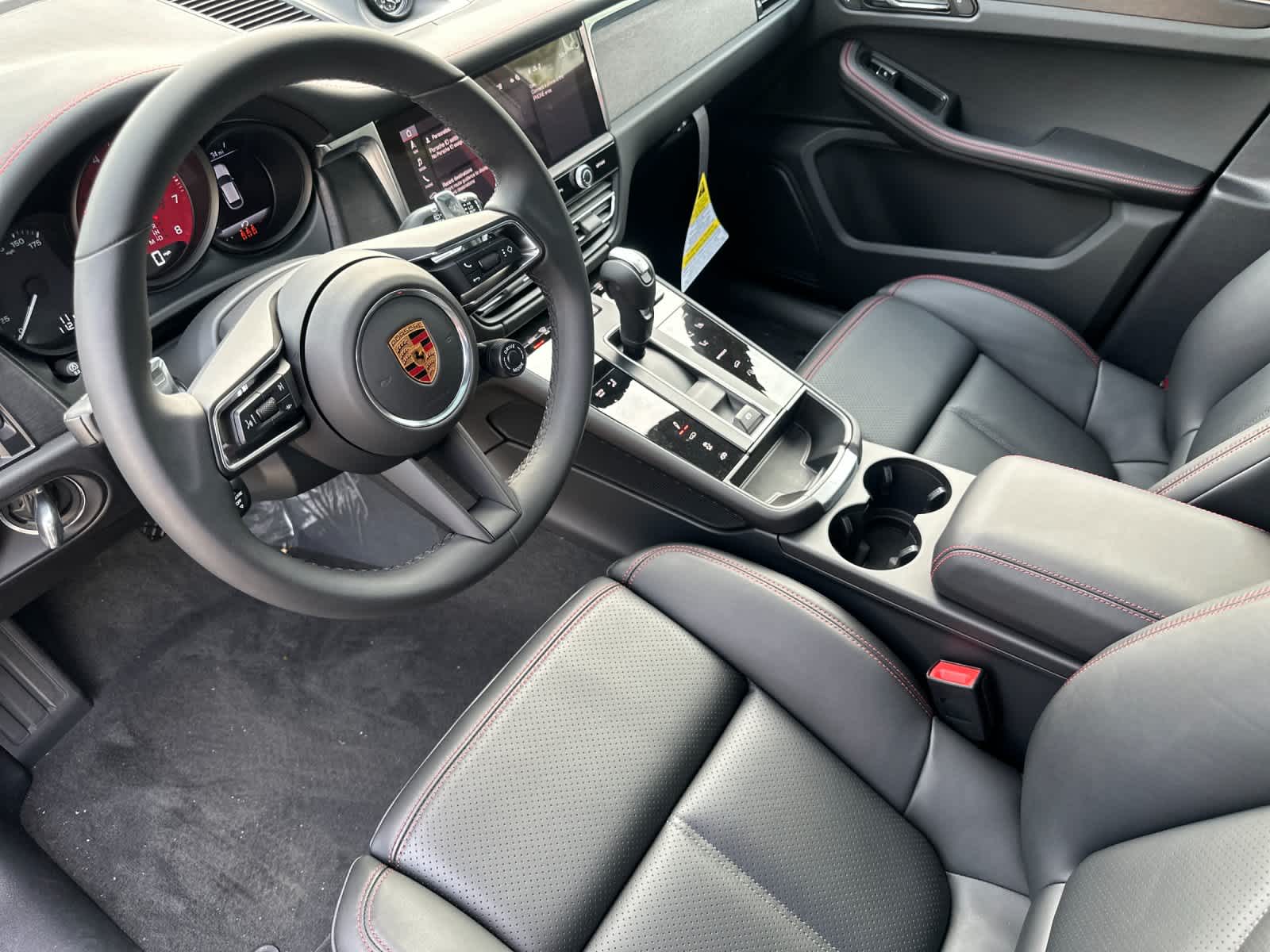 Thumbnail: 2026 Porsche Macan - 4
