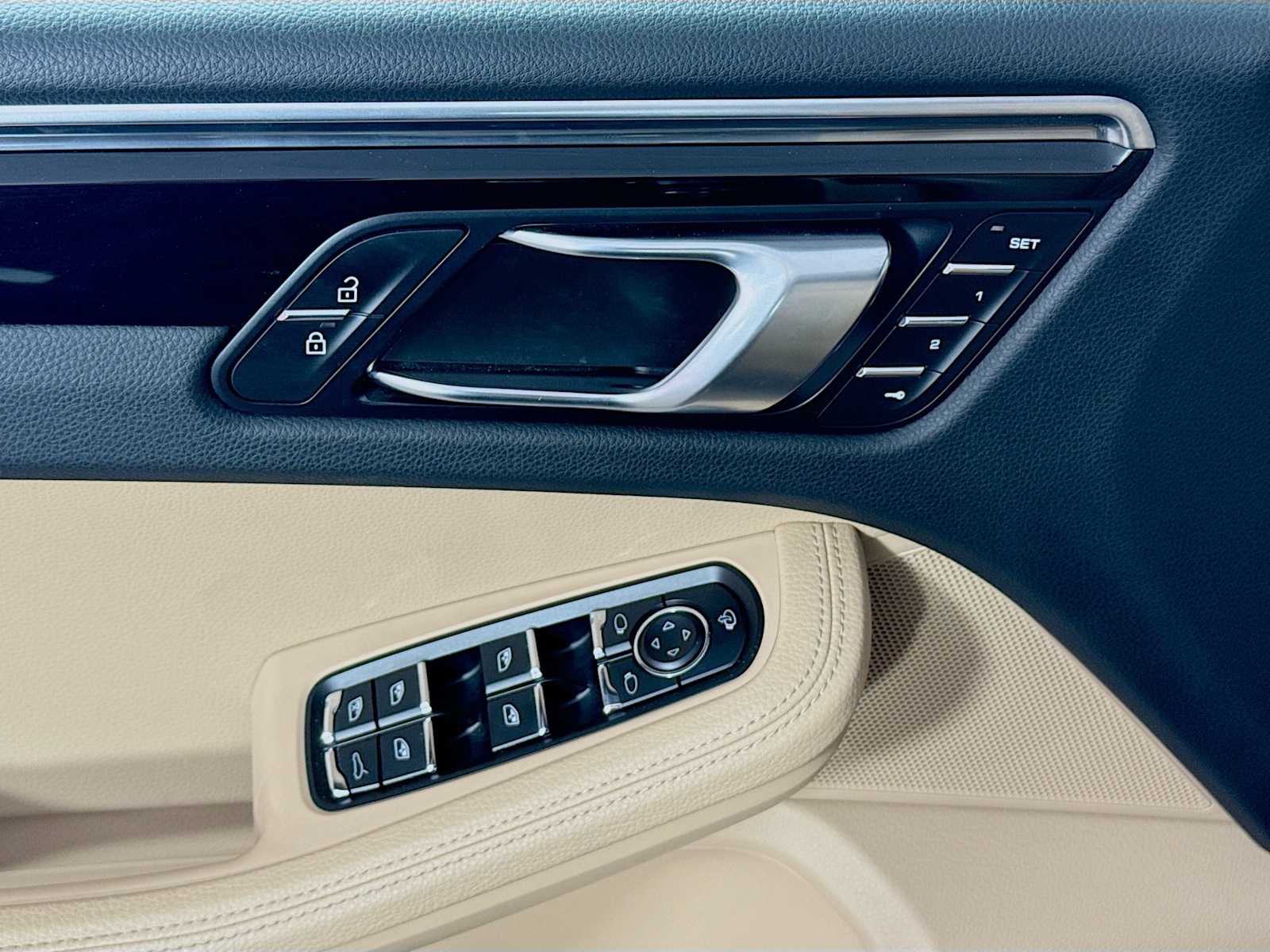 Thumbnail: 2022 Porsche Macan - 15