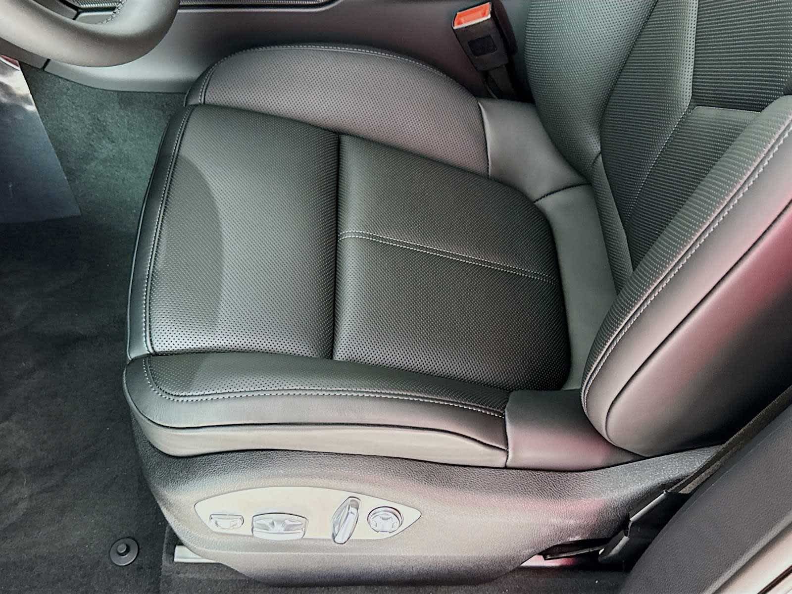 Thumbnail: 2026 Porsche Macan - 15