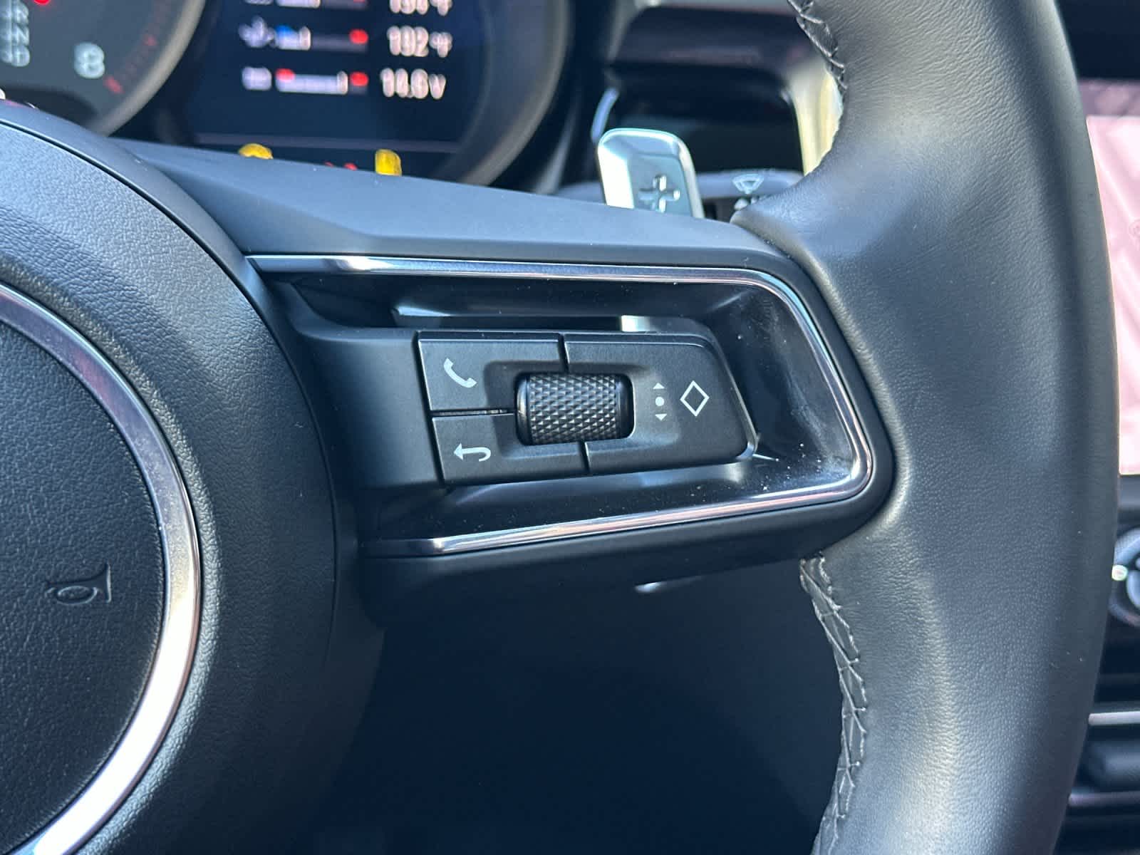 Thumbnail: 2025 Porsche Macan - 28