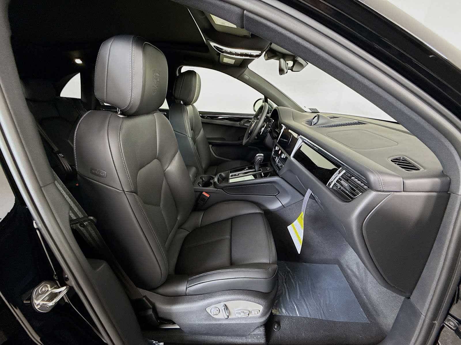 Thumbnail: 2025 Porsche Macan - 21