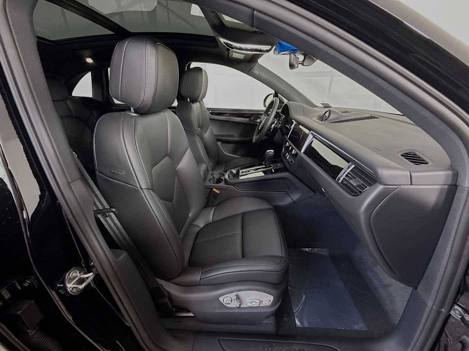 Thumbnail: 2026 Porsche Macan - 21