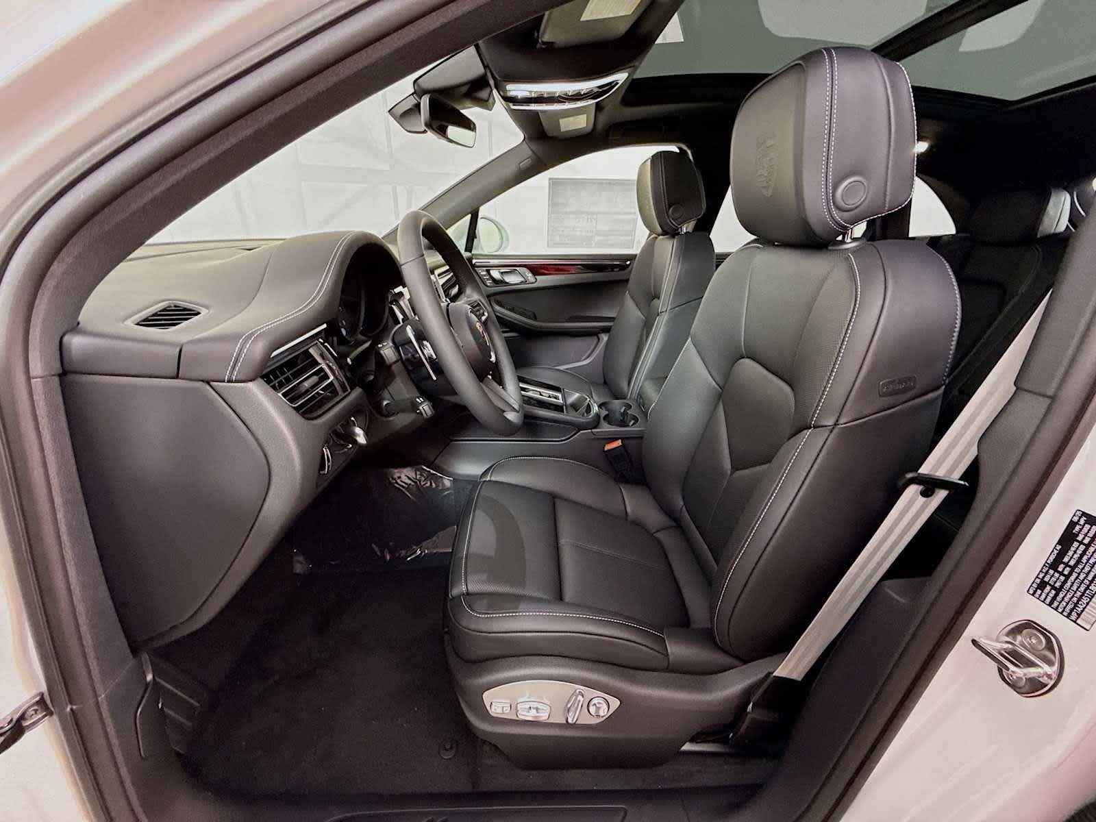 Thumbnail: 2026 Porsche Macan - 5