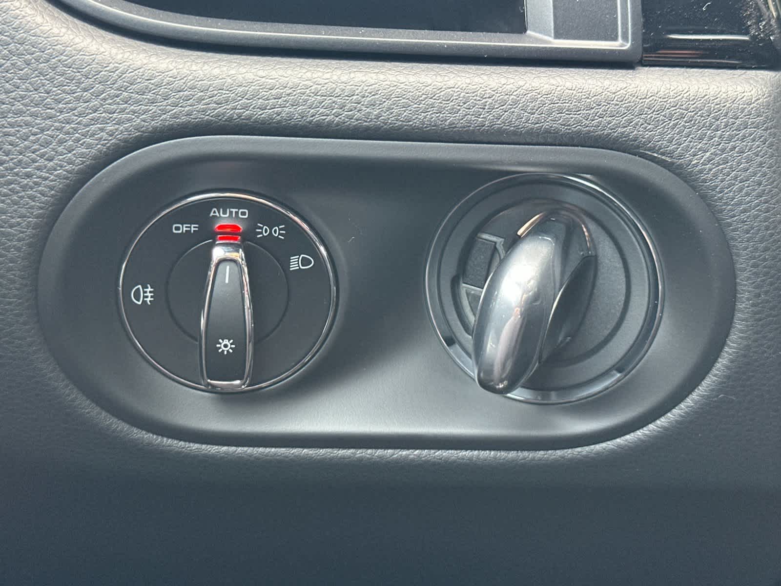 Thumbnail: 2026 Porsche Macan - 30