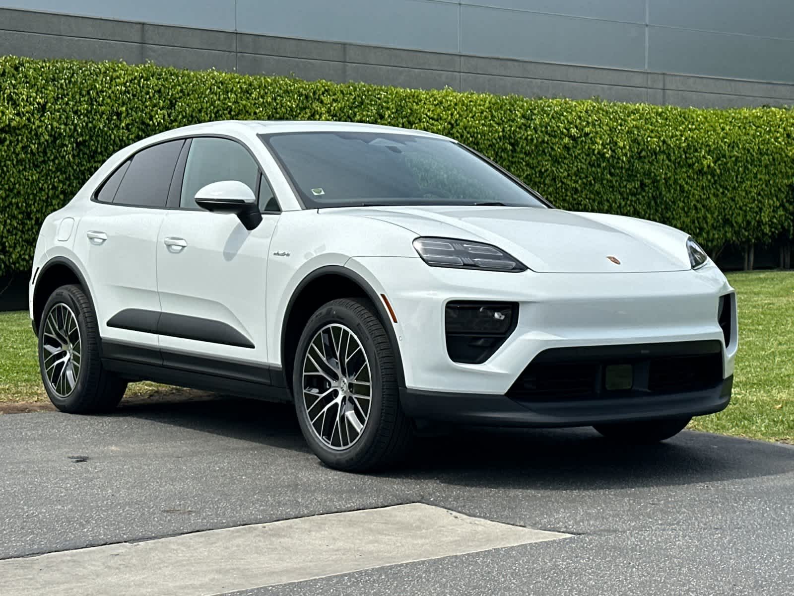 Thumbnail: 2026 Porsche Macan - 10