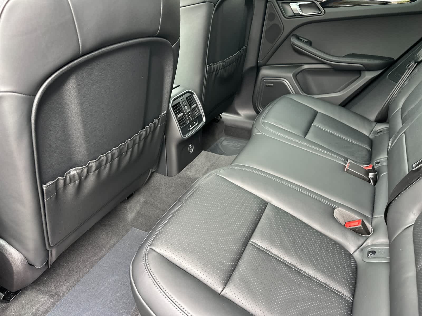 Thumbnail: 2026 Porsche Macan - 13