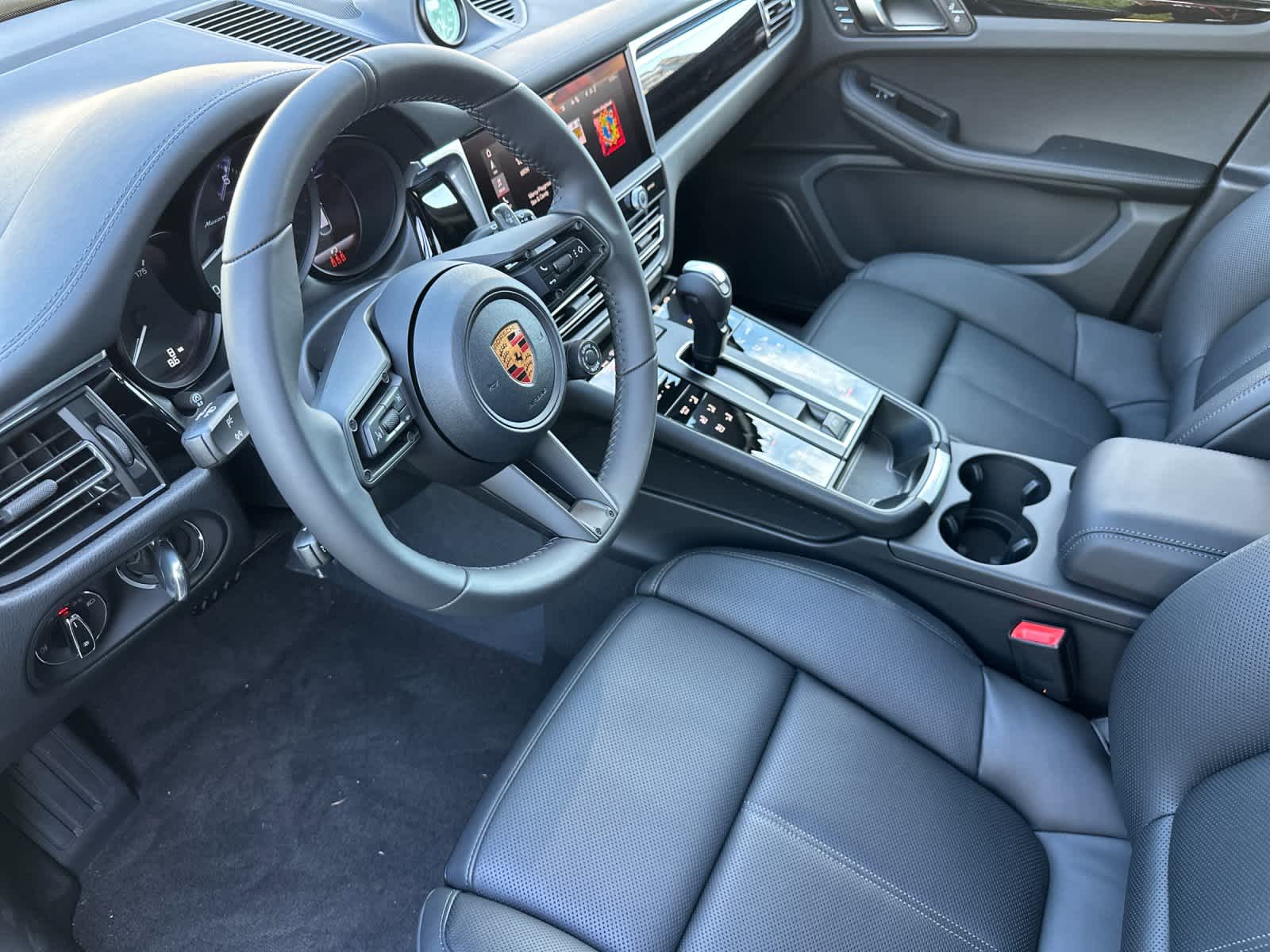 Thumbnail: 2026 Porsche Macan - 4