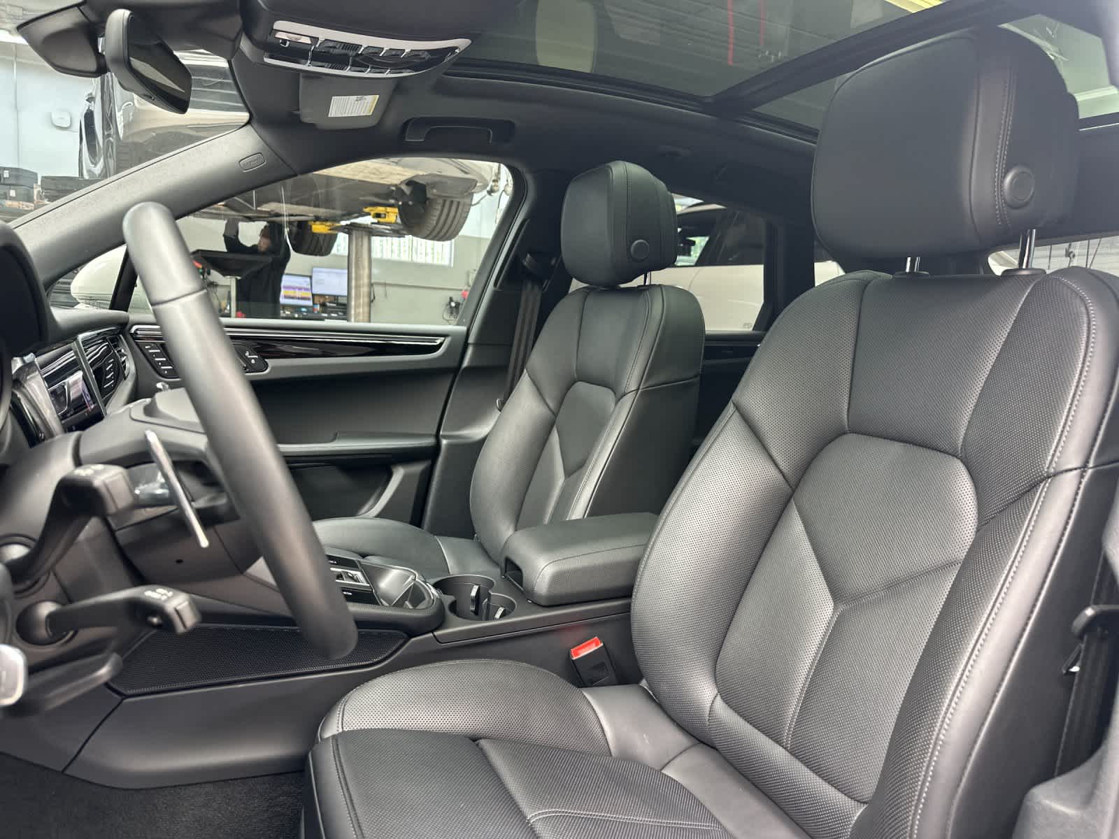 Thumbnail: 2025 Porsche Macan - 5