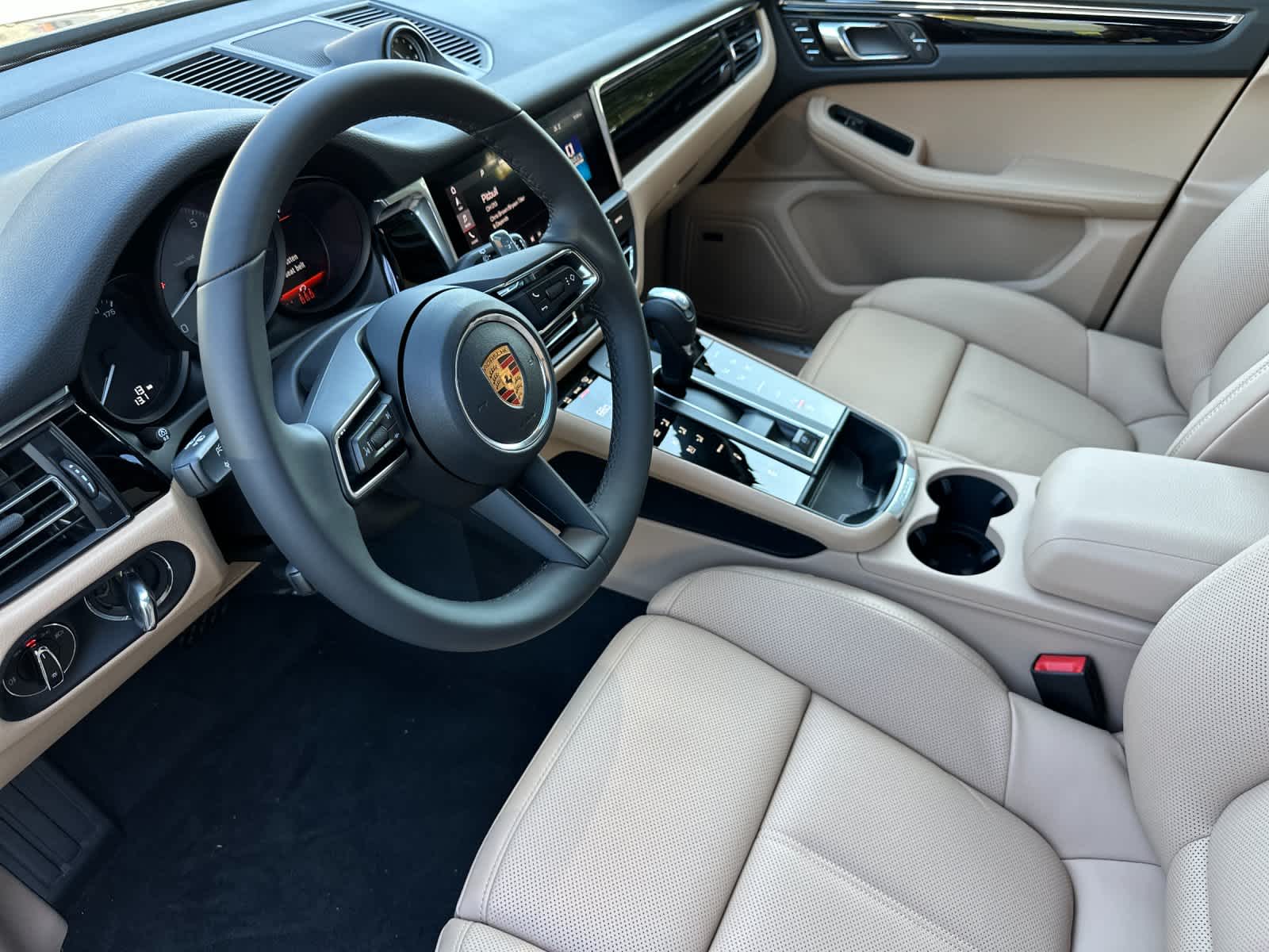 Thumbnail: 2026 Porsche Macan - 4