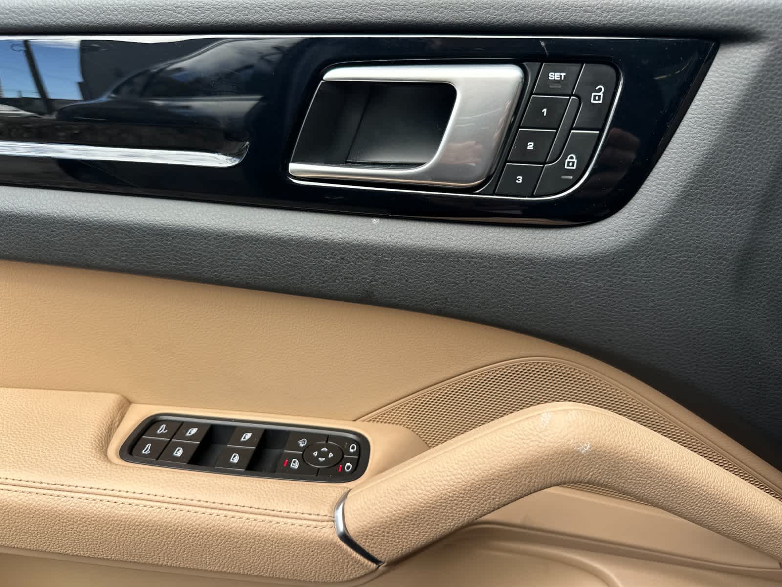 Thumbnail: 2022 Porsche Cayenne - 12