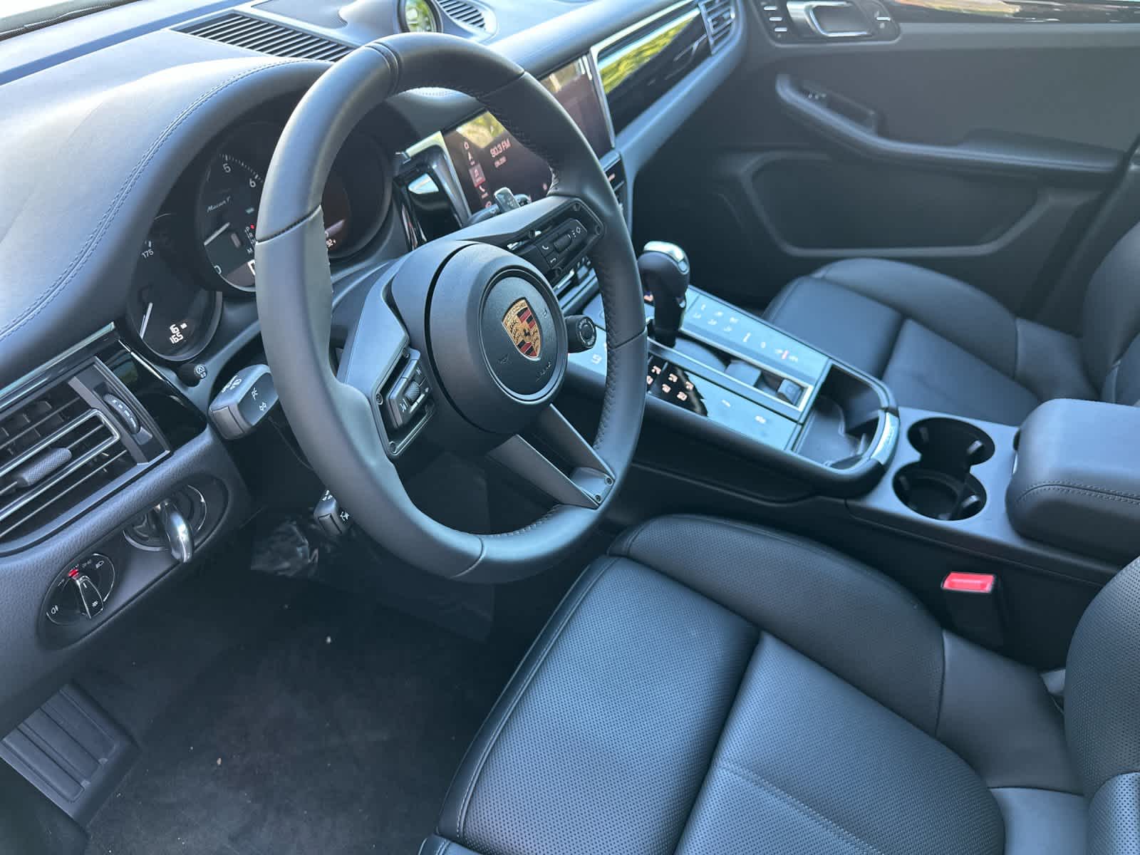 Thumbnail: 2026 Porsche Macan - 4