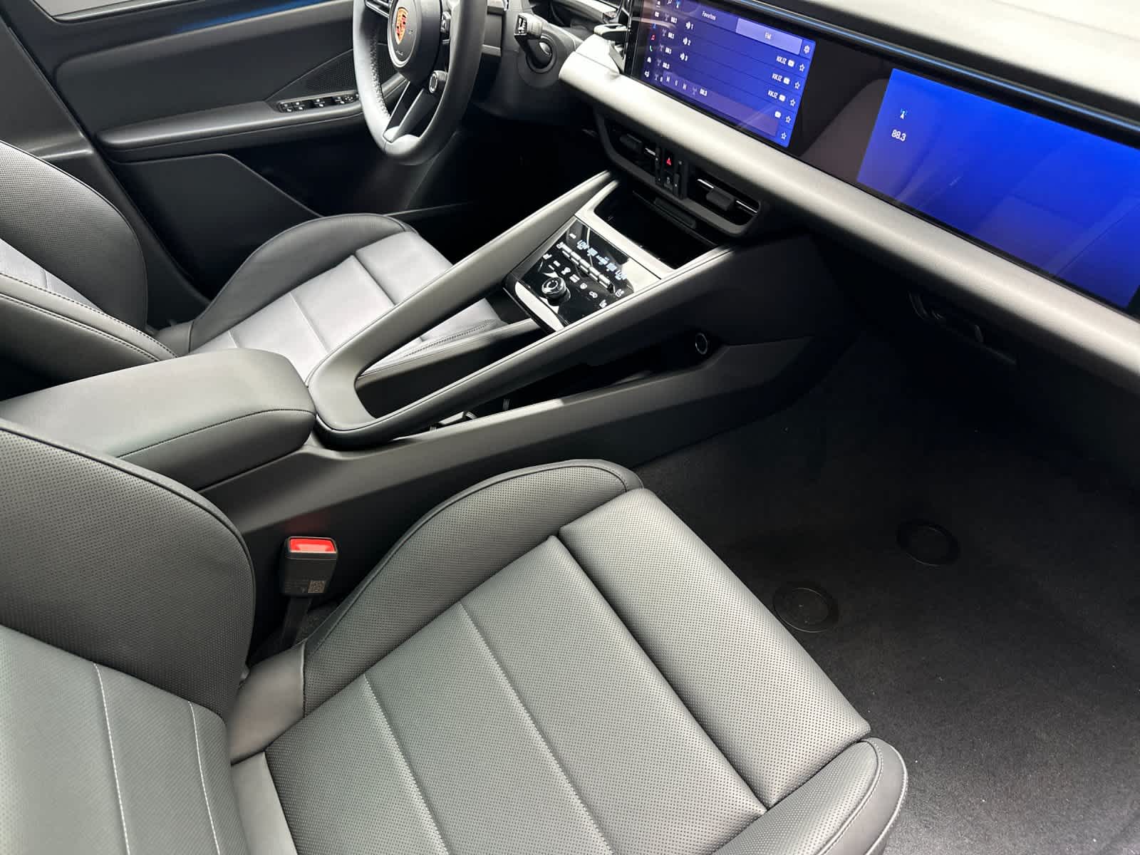 Thumbnail: 2026 Porsche Macan - 17
