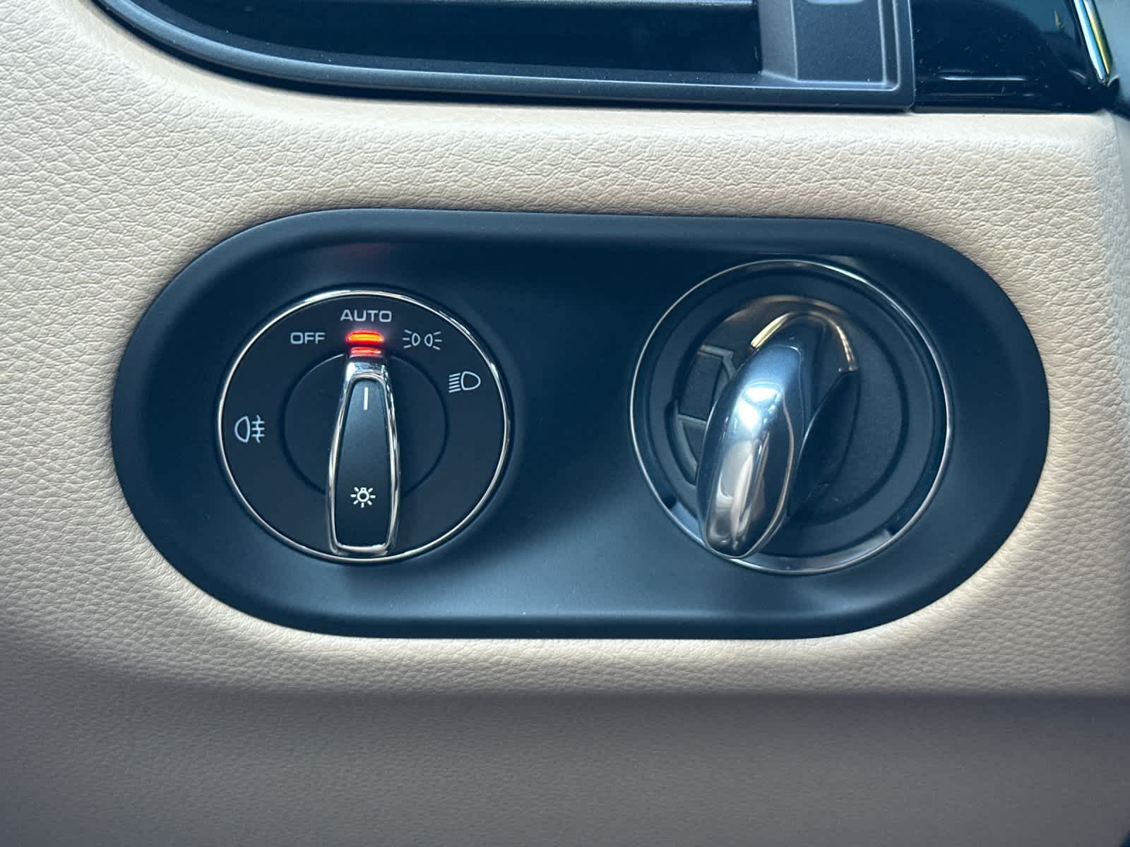 Thumbnail: 2026 Porsche Macan - 30