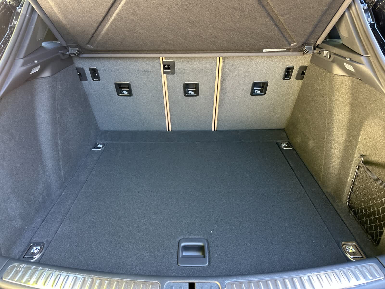 Thumbnail: 2026 Porsche Macan - 16