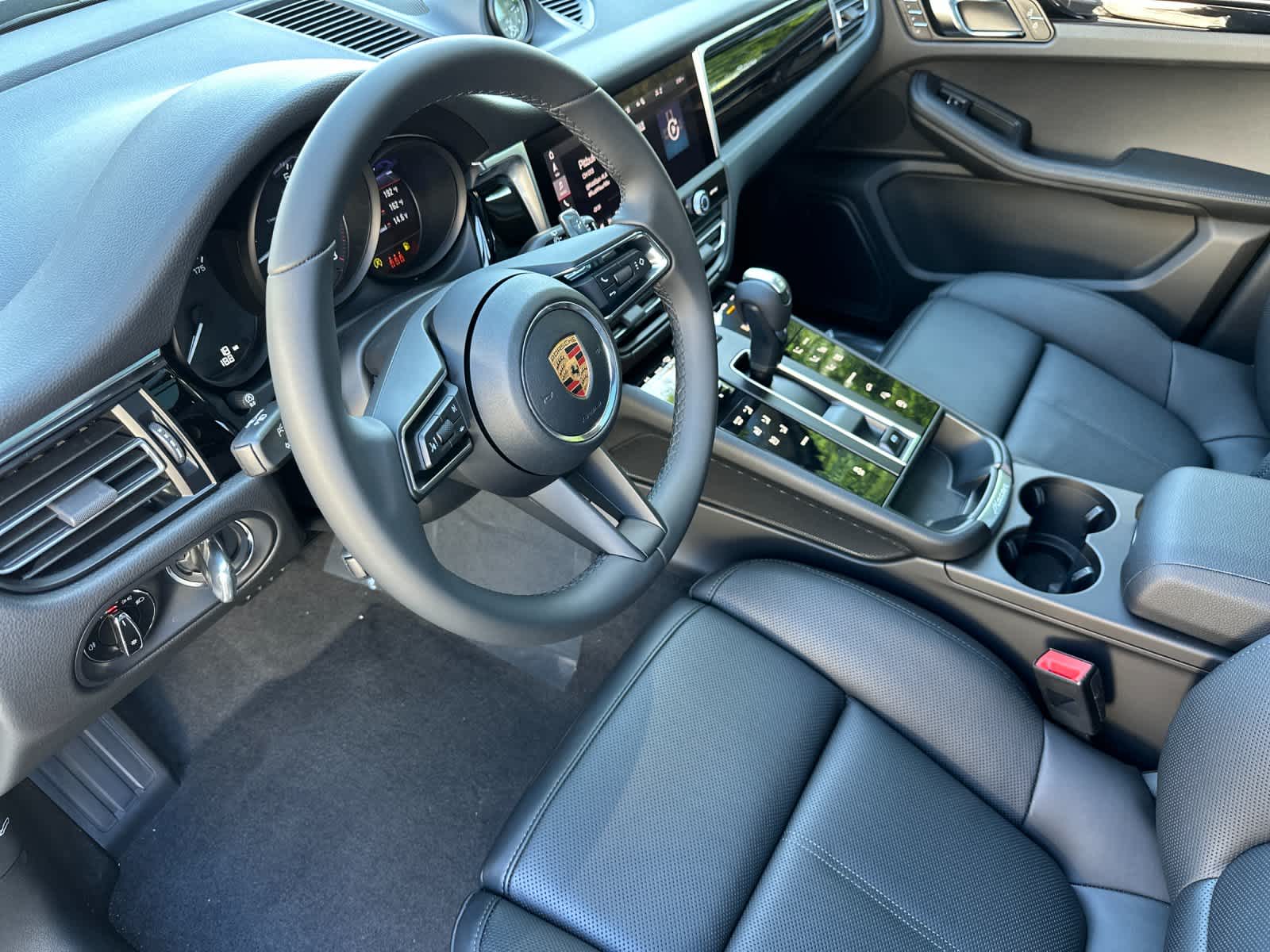 Thumbnail: 2026 Porsche Macan - 4