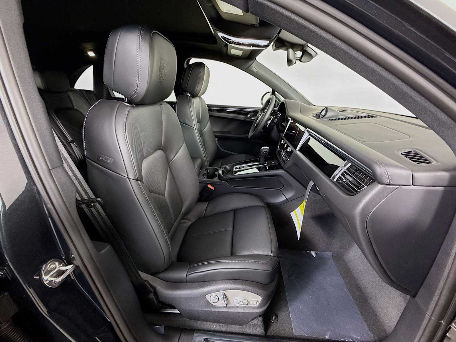 Thumbnail: 2026 Porsche Macan - 21