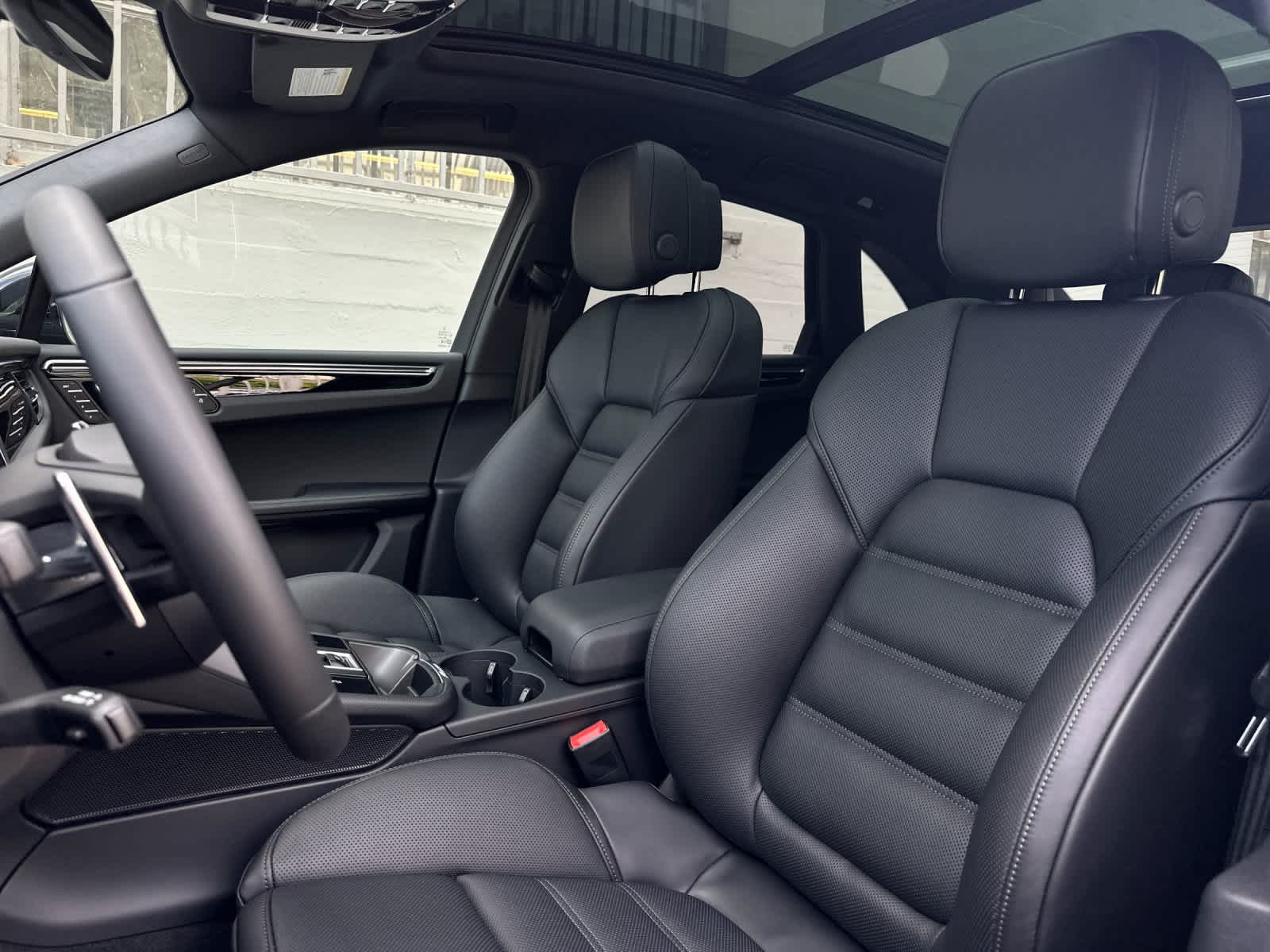 Thumbnail: 2026 Porsche Macan - 5