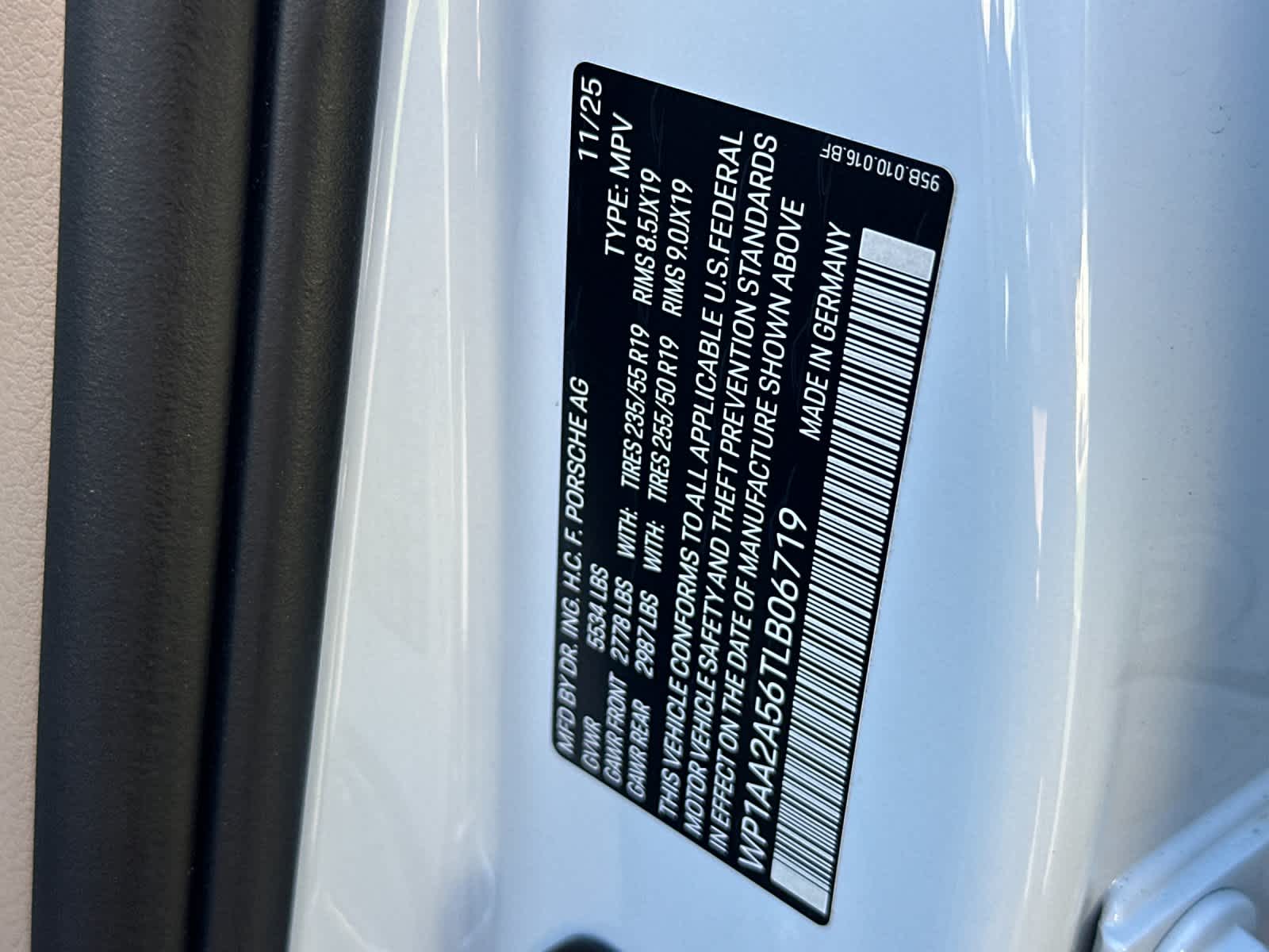 Thumbnail: 2026 Porsche Macan - 32