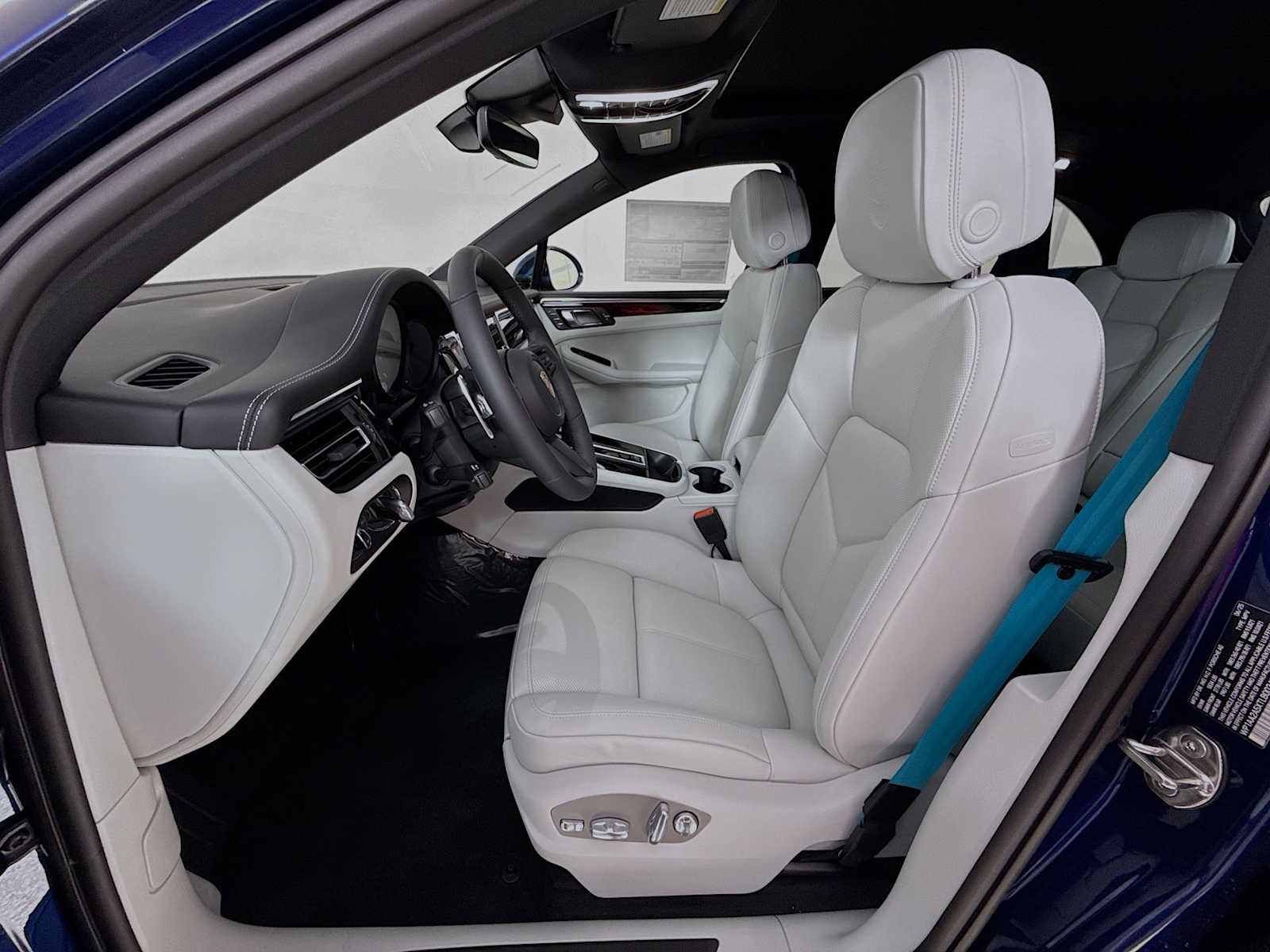 Thumbnail: 2026 Porsche Macan - 5