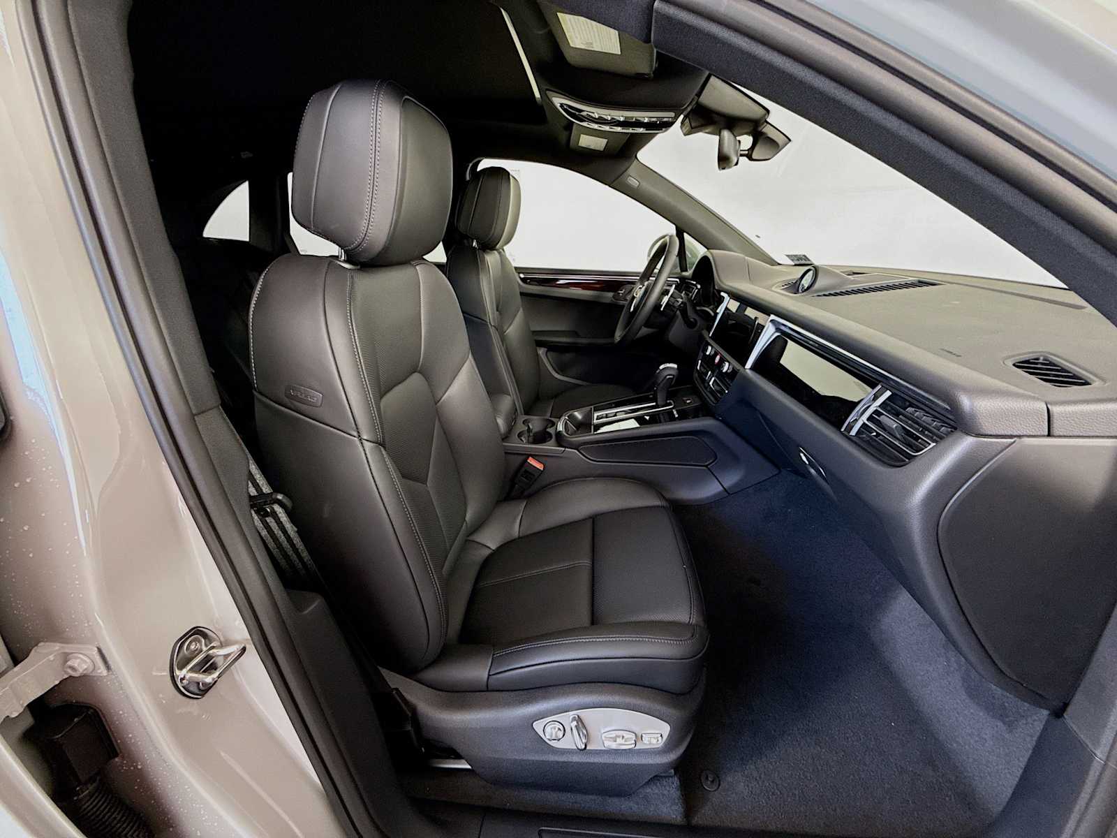 Thumbnail: 2026 Porsche Macan - 21