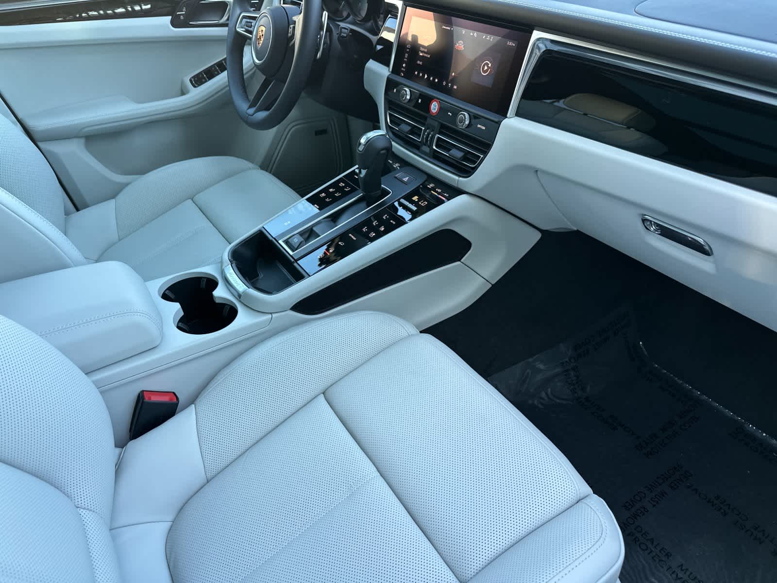 Thumbnail: 2026 Porsche Macan - 17