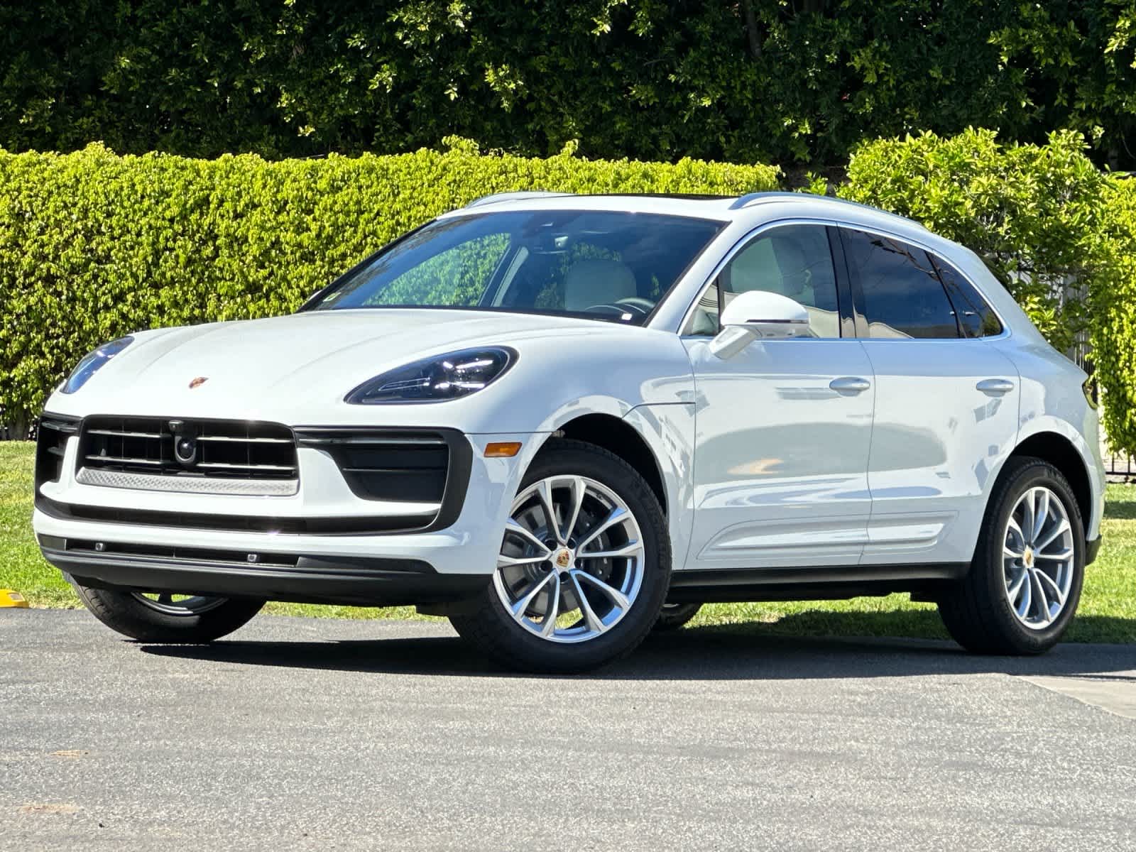 Thumbnail: 2026 Porsche Macan - 1