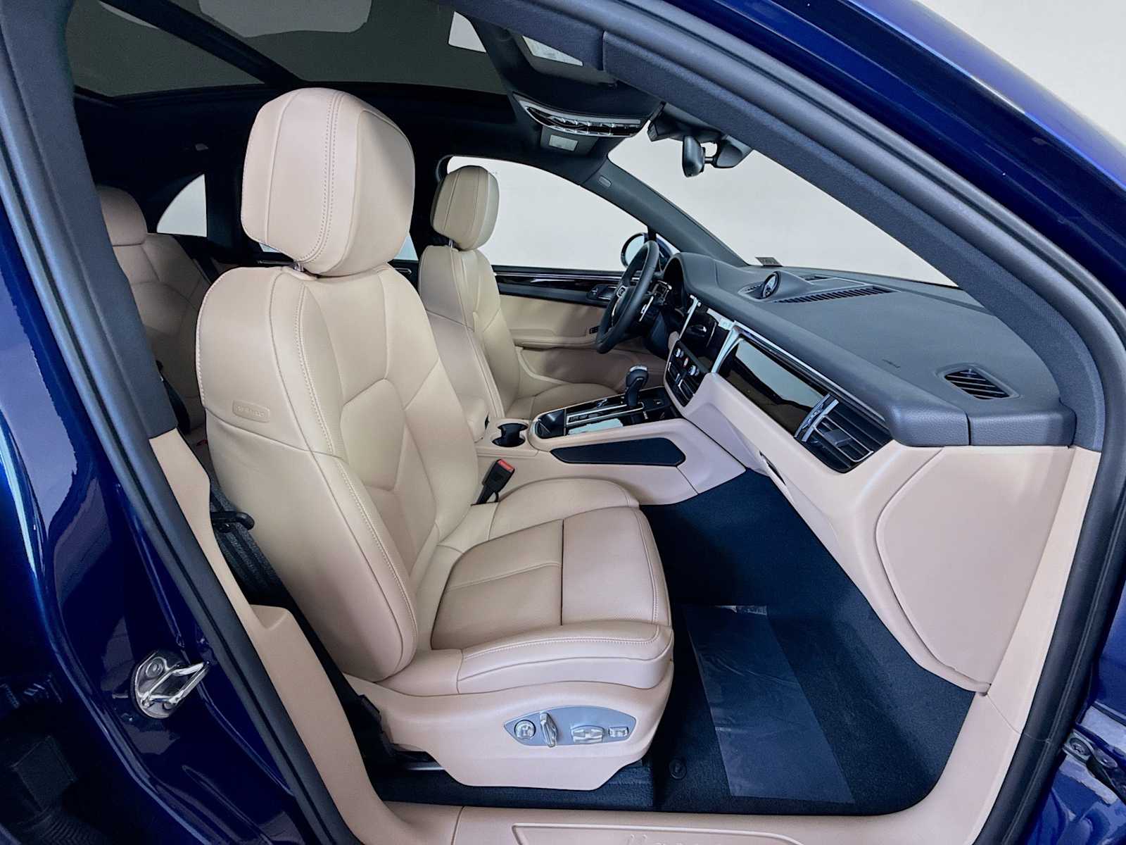 Thumbnail: 2026 Porsche Macan - 21