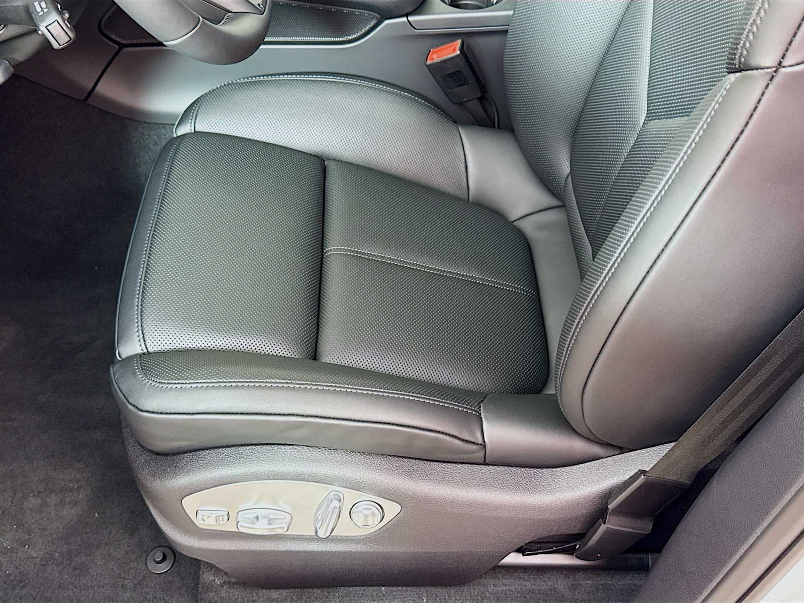 Thumbnail: 2026 Porsche Macan - 15