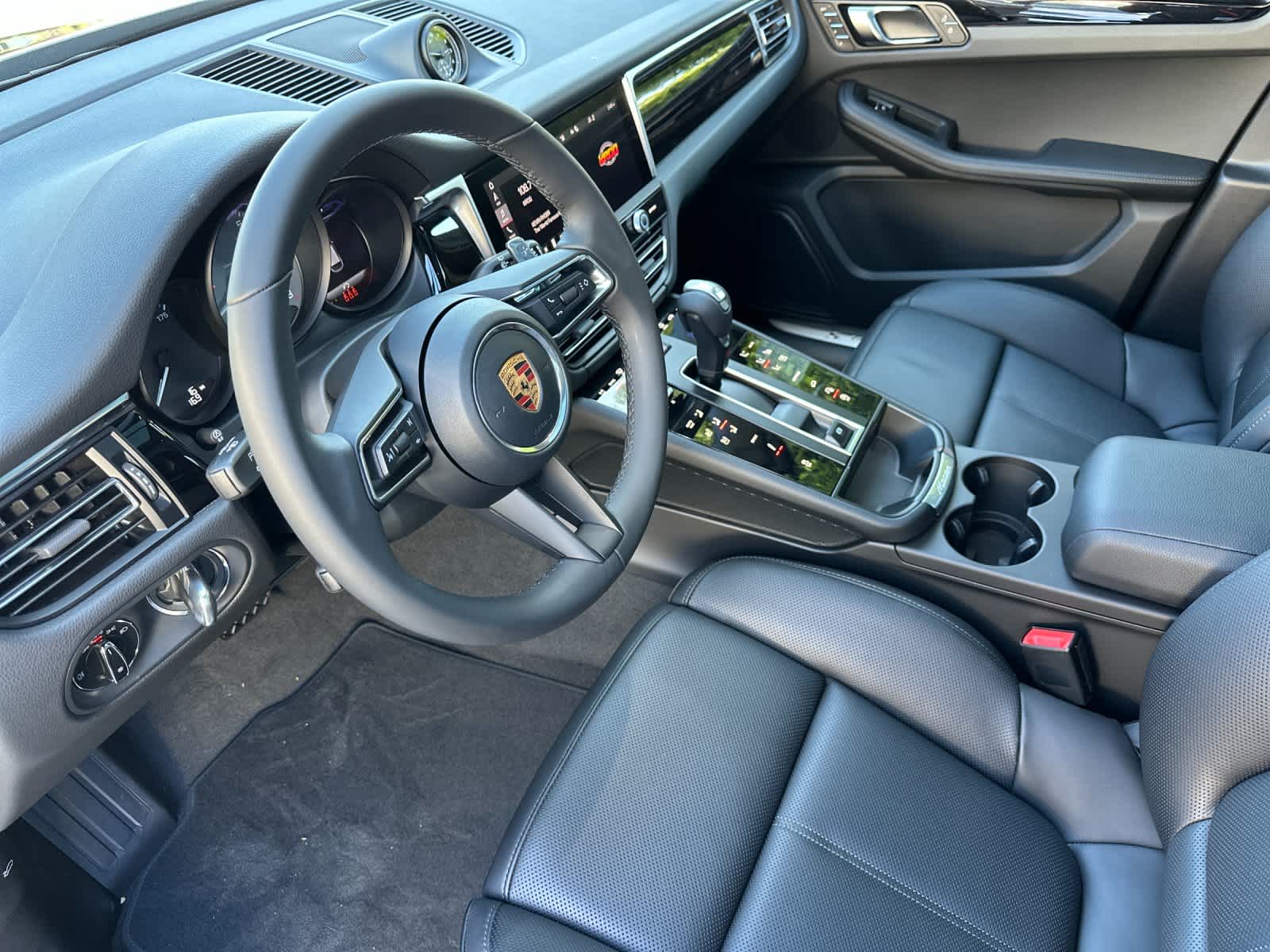 Thumbnail: 2026 Porsche Macan - 4