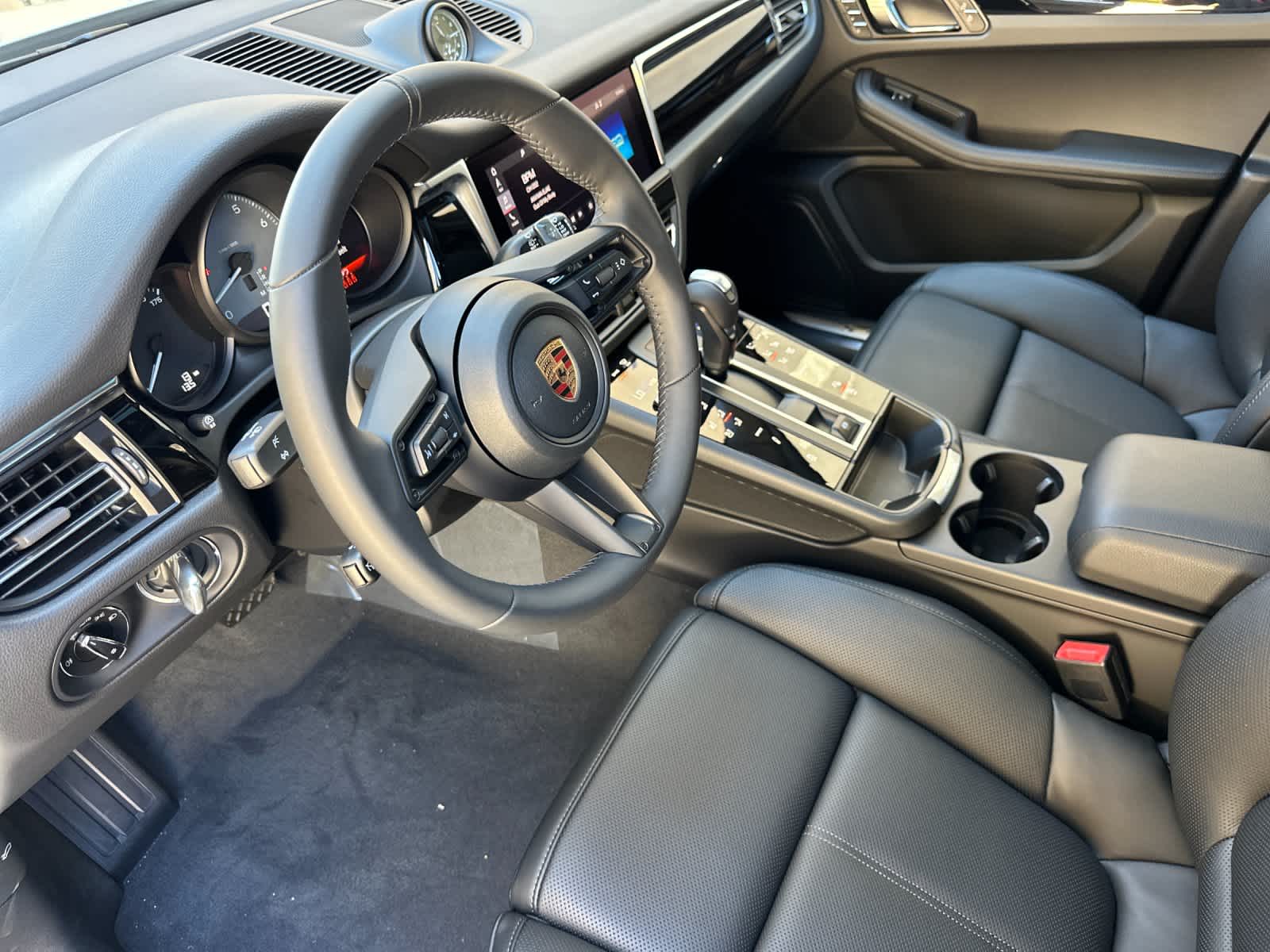 Thumbnail: 2026 Porsche Macan - 4