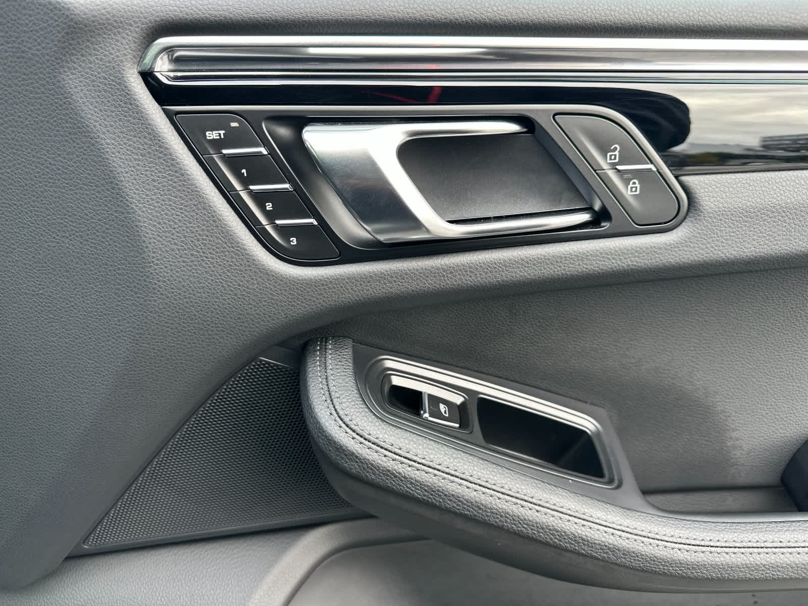 Thumbnail: 2025 Porsche Macan - 19