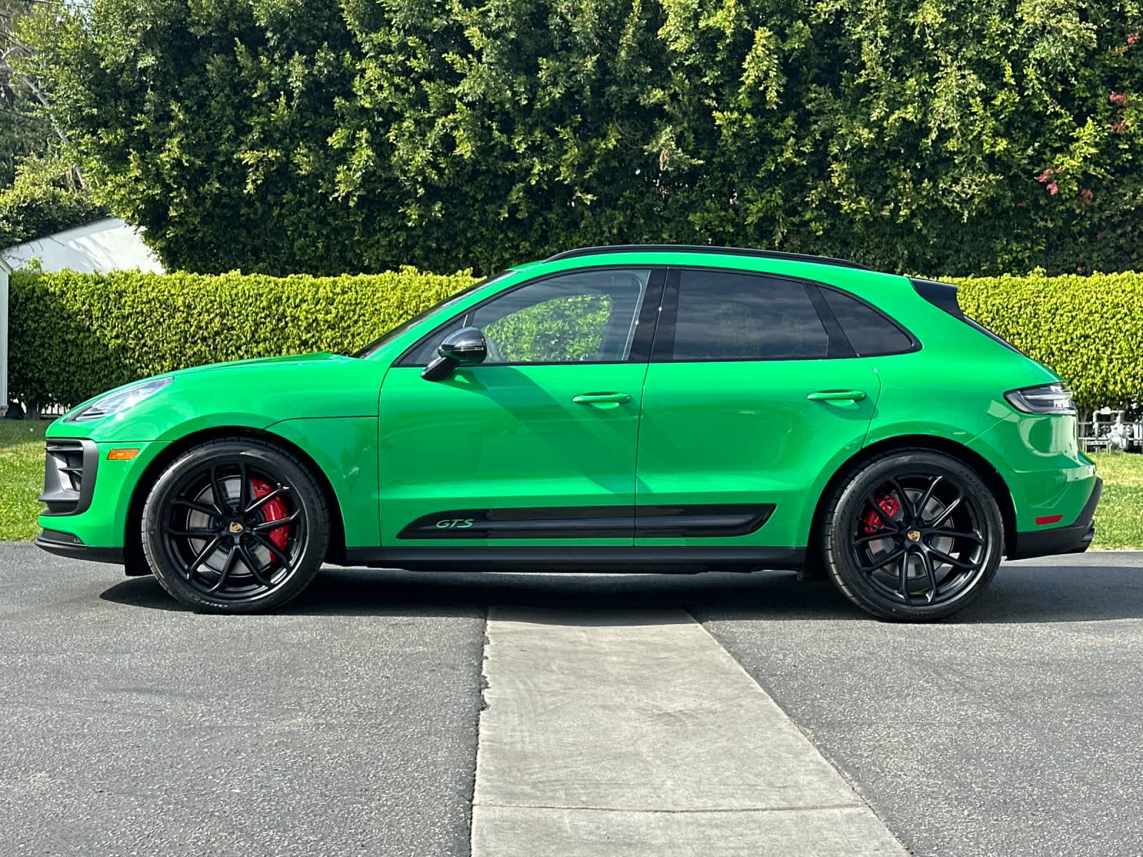 Thumbnail: 2026 Porsche Macan - 2