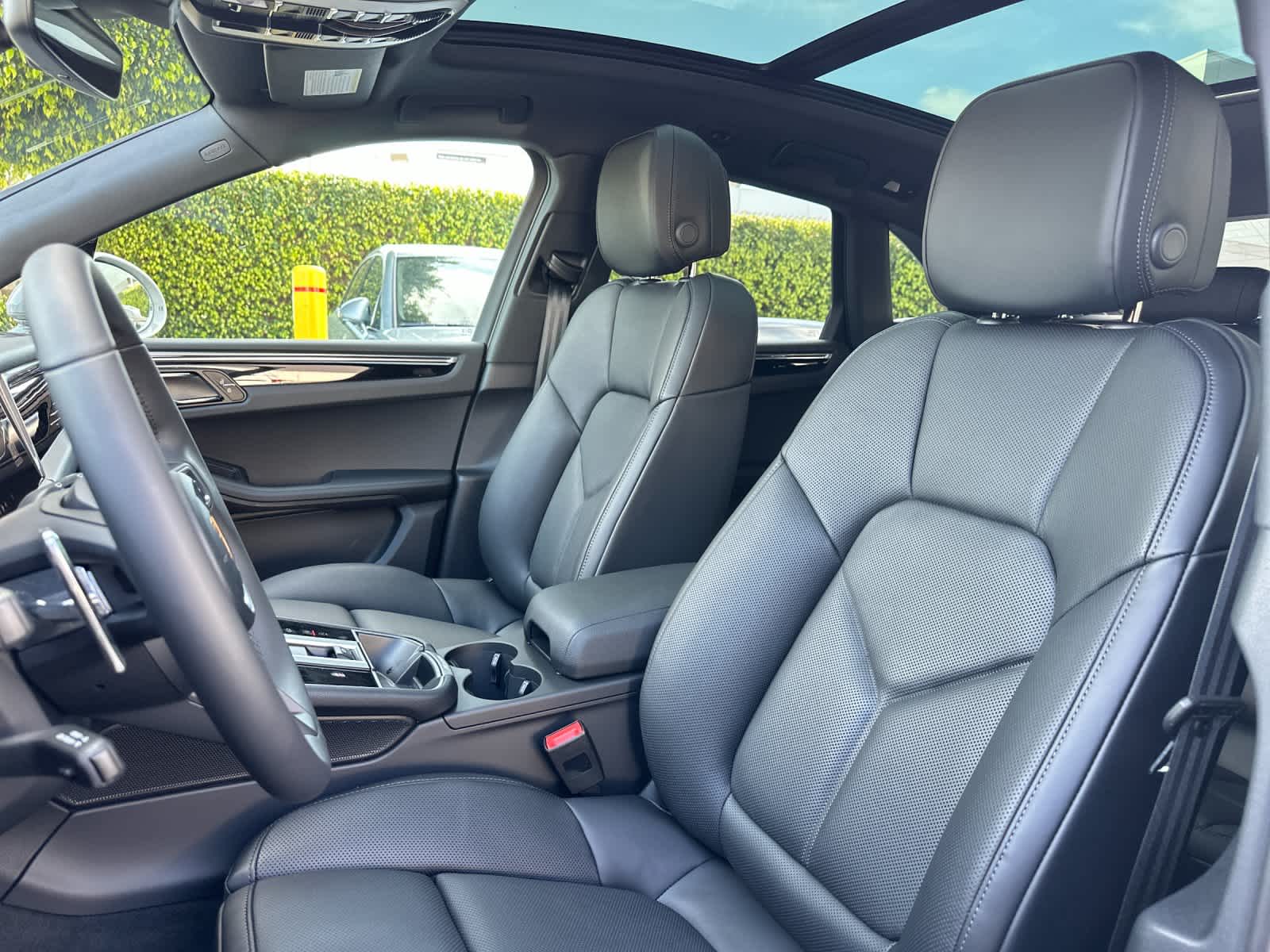 Thumbnail: 2026 Porsche Macan - 5