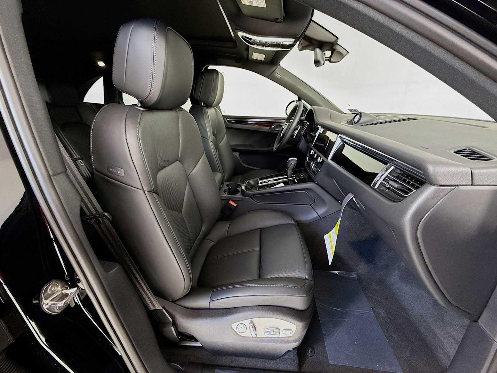 Thumbnail: 2026 Porsche Macan - 21