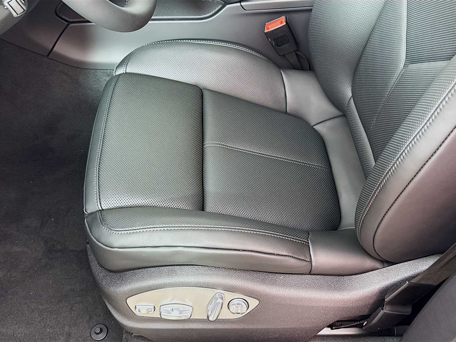 Thumbnail: 2026 Porsche Macan - 15