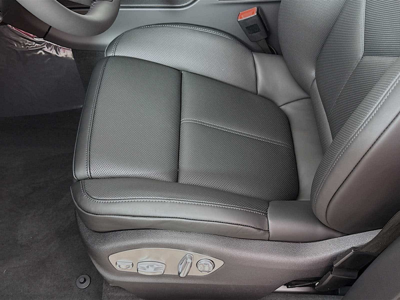 Thumbnail: 2026 Porsche Macan - 15