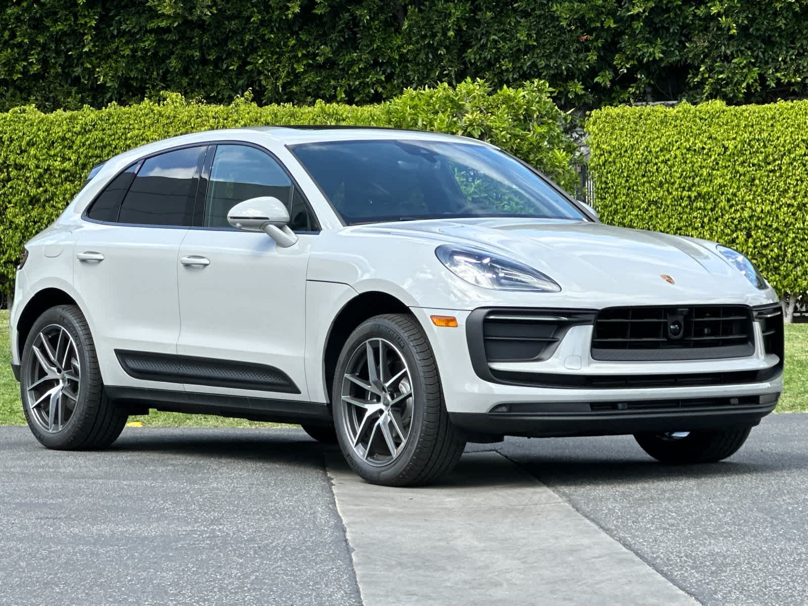 Thumbnail: 2026 Porsche Macan - 10