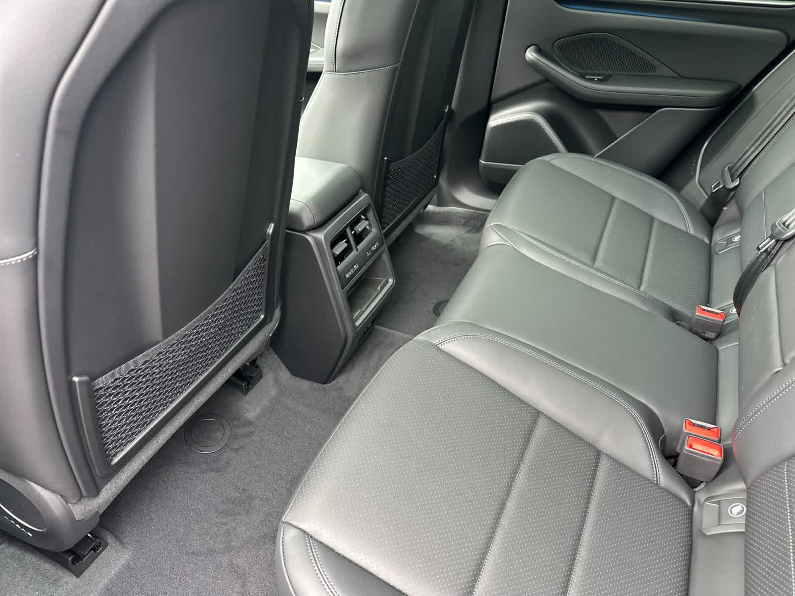 Thumbnail: 2026 Porsche Macan - 13