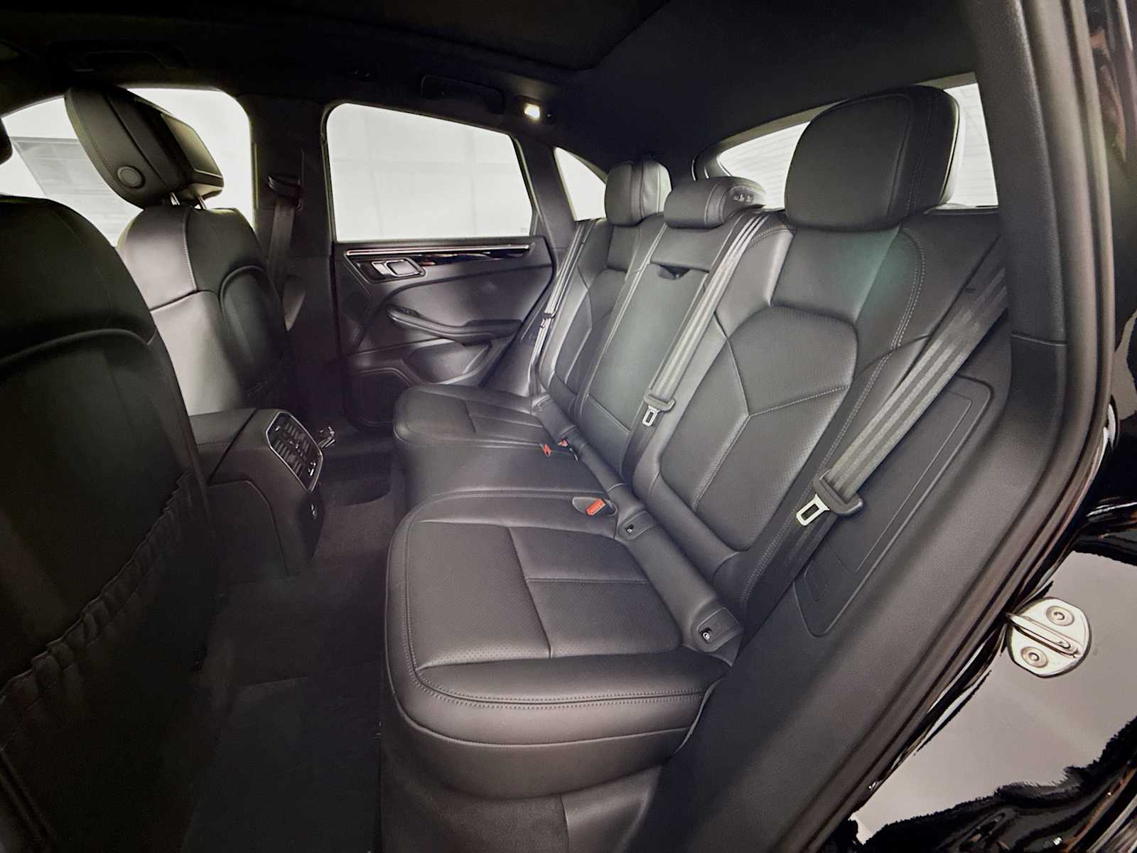 Thumbnail: 2025 Porsche Macan - 17