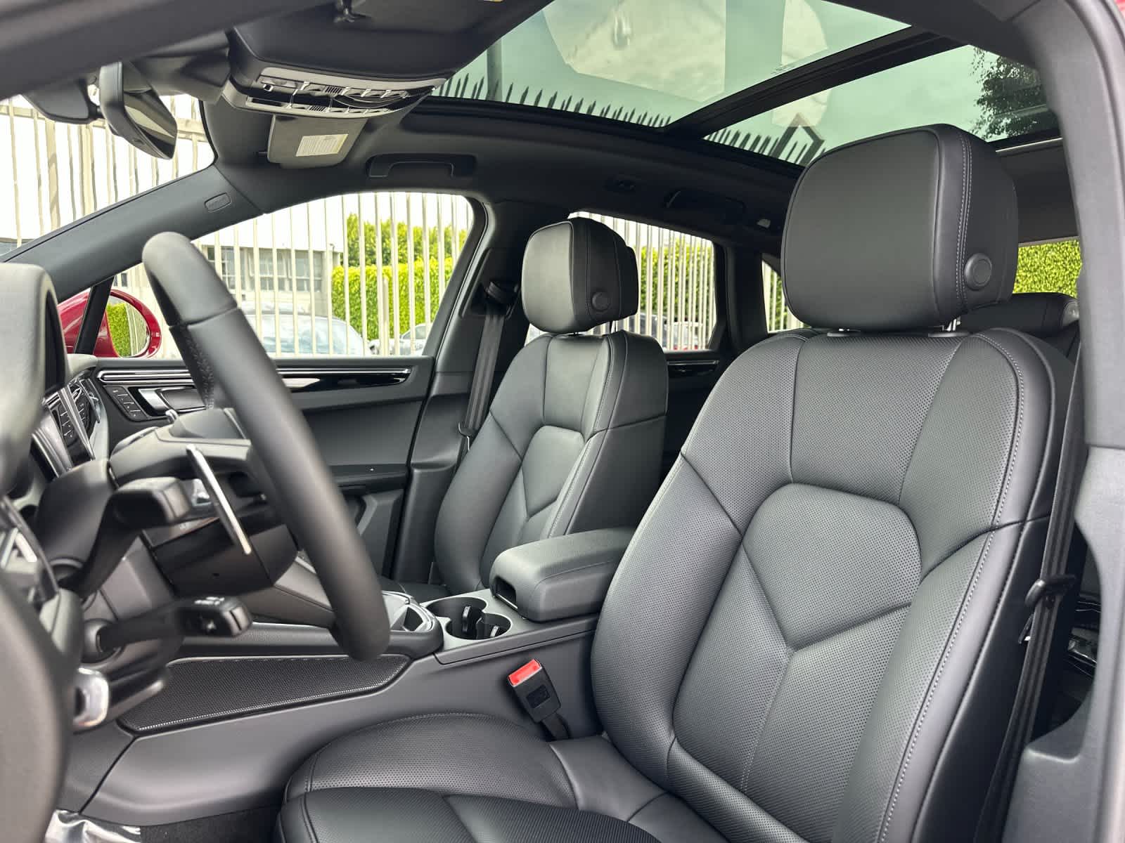 Thumbnail: 2026 Porsche Macan - 5
