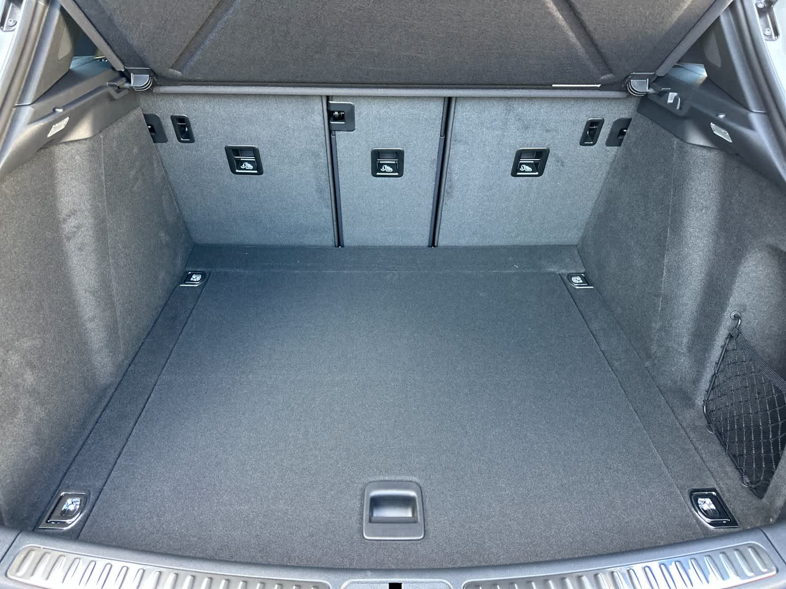 Thumbnail: 2026 Porsche Macan - 16