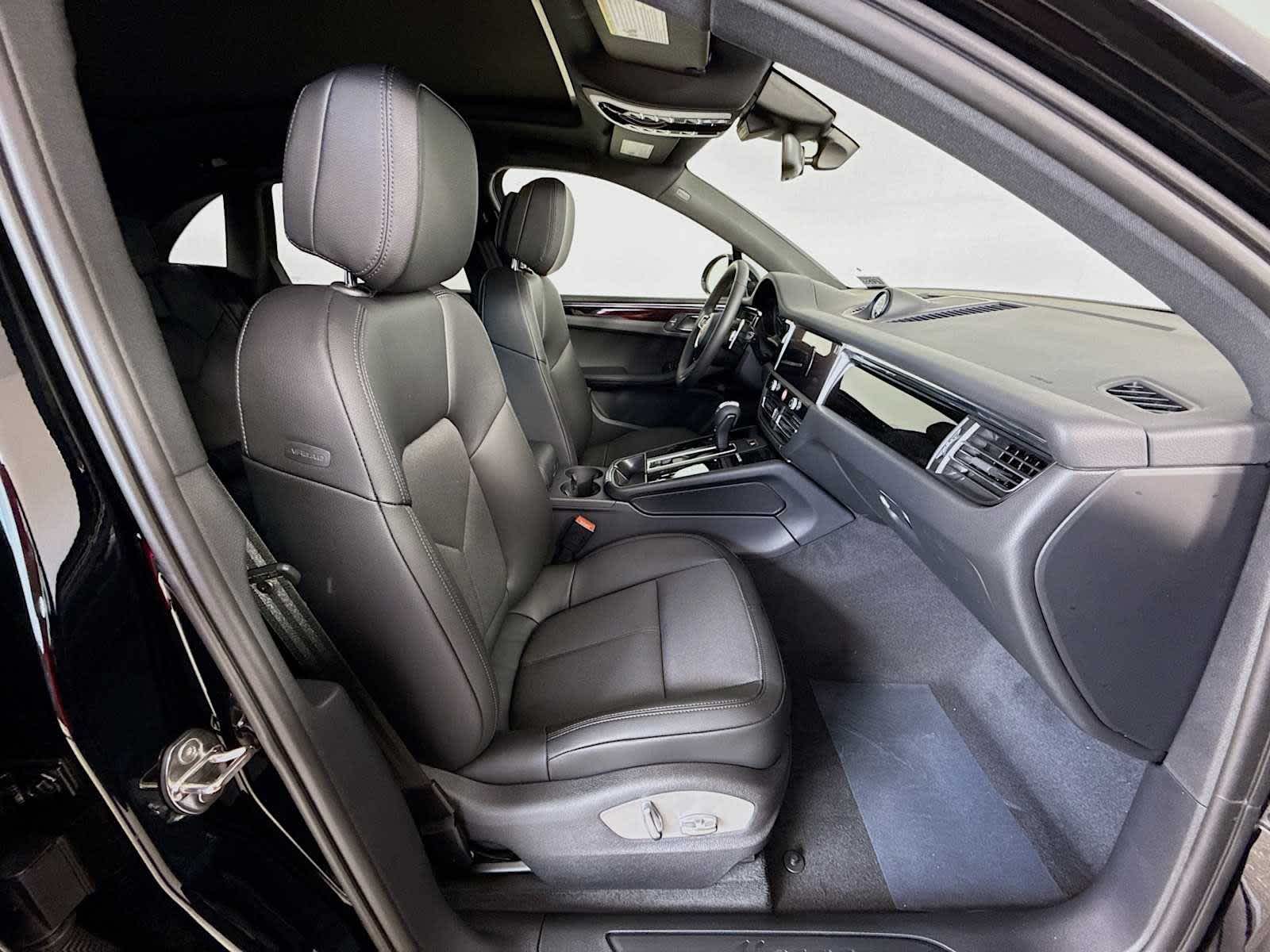 Thumbnail: 2026 Porsche Macan - 21