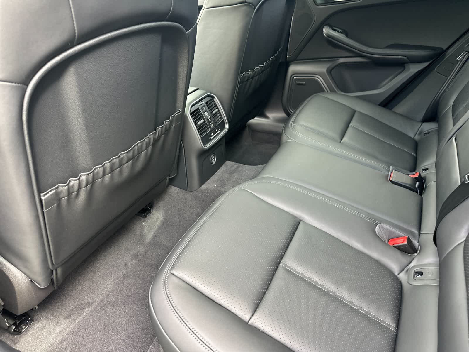 Thumbnail: 2026 Porsche Macan - 13