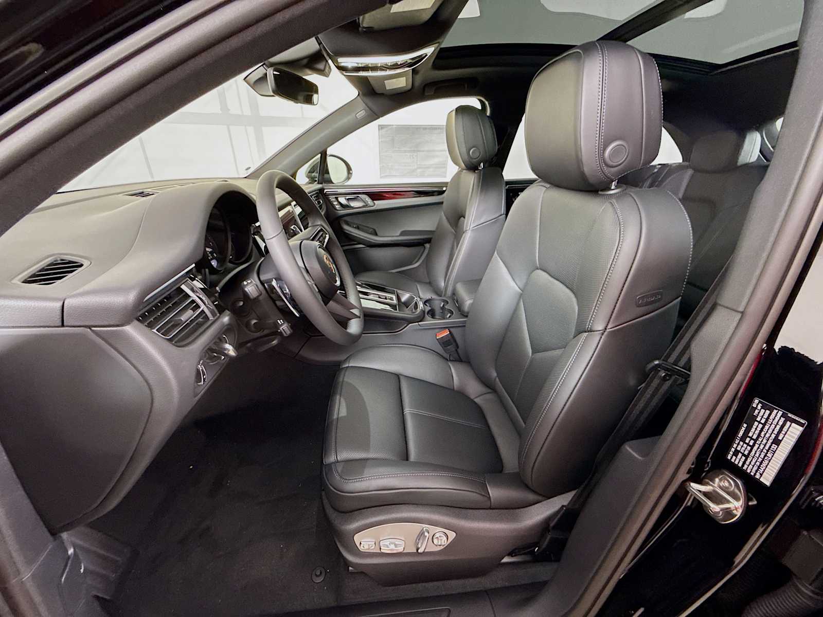 Thumbnail: 2026 Porsche Macan - 5