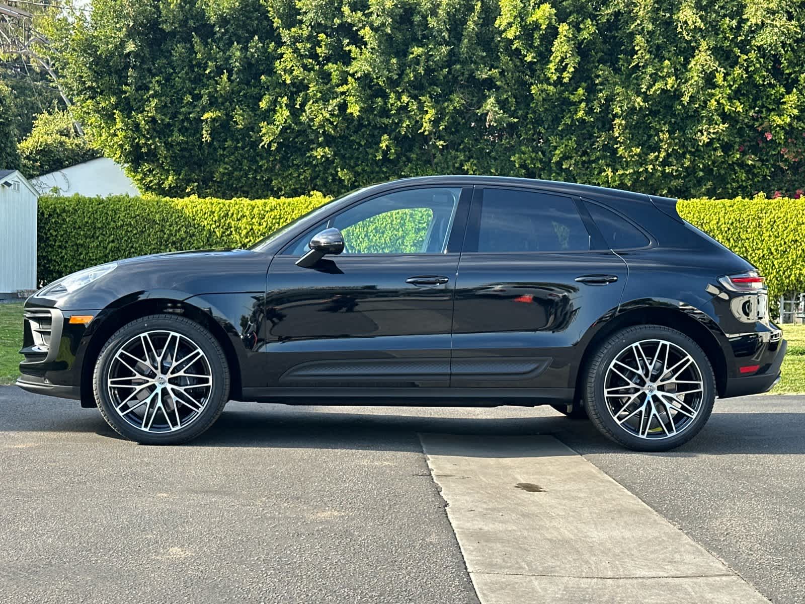 Thumbnail: 2026 Porsche Macan - 2