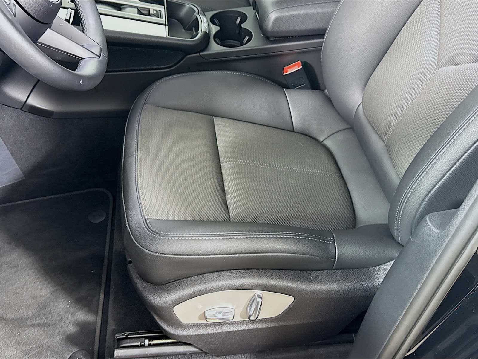 Thumbnail: 2025 Porsche Macan - 16