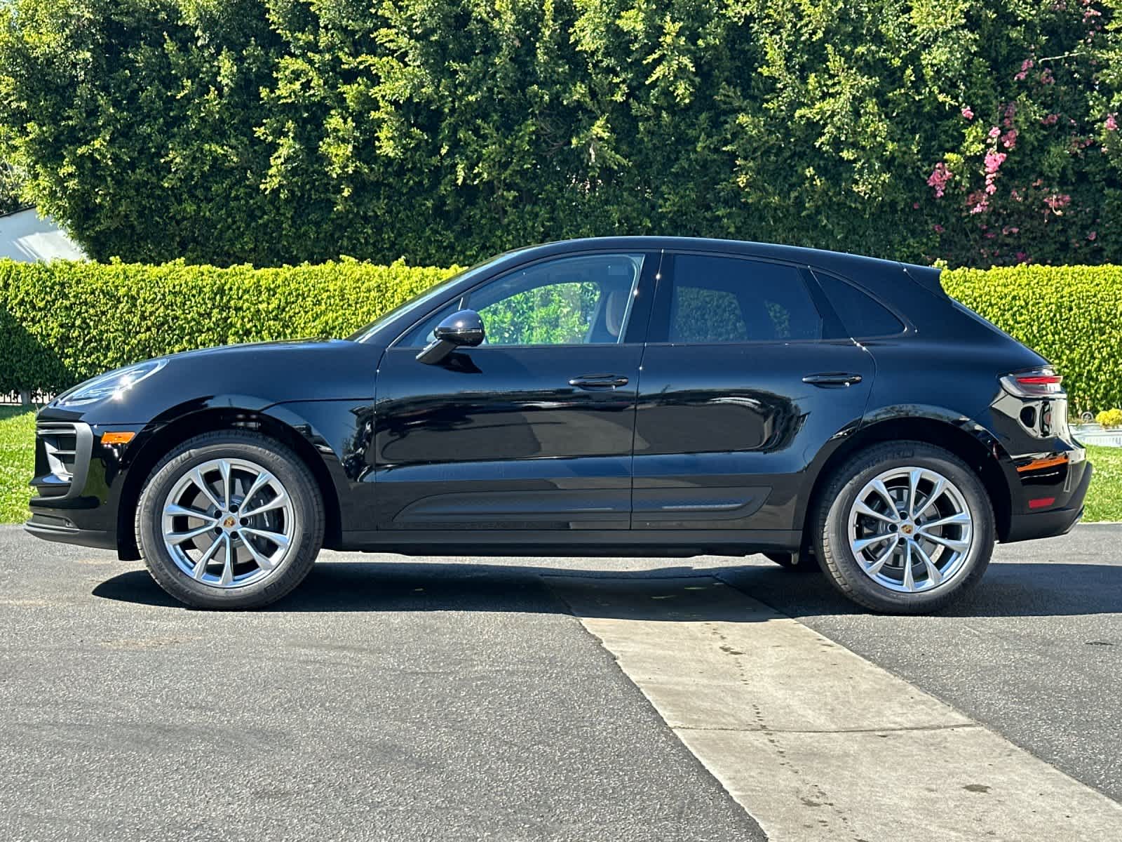 Thumbnail: 2026 Porsche Macan - 2
