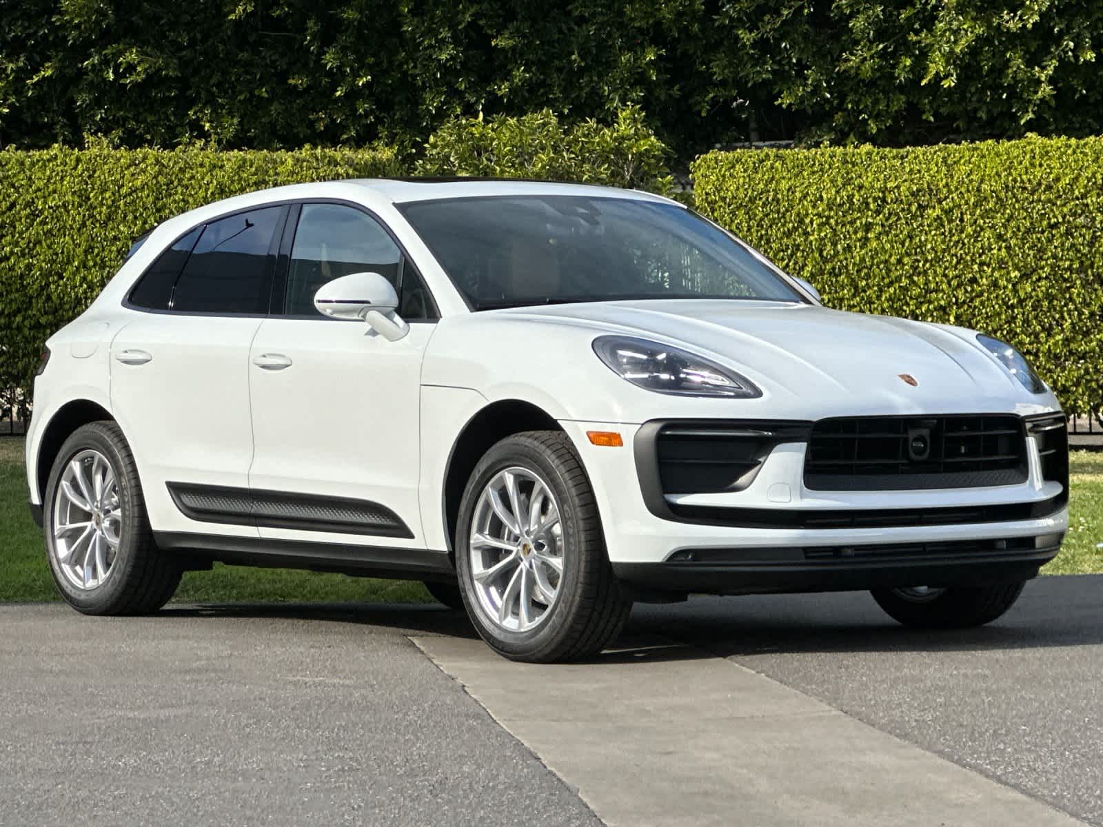 Thumbnail: 2026 Porsche Macan - 10